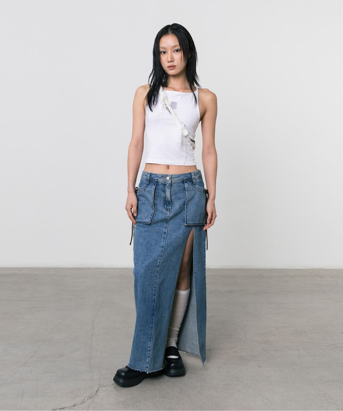 쓰리투에이티(THREE TO EIGHTY) SLIT DENIM MAXI SKIRT BLUE