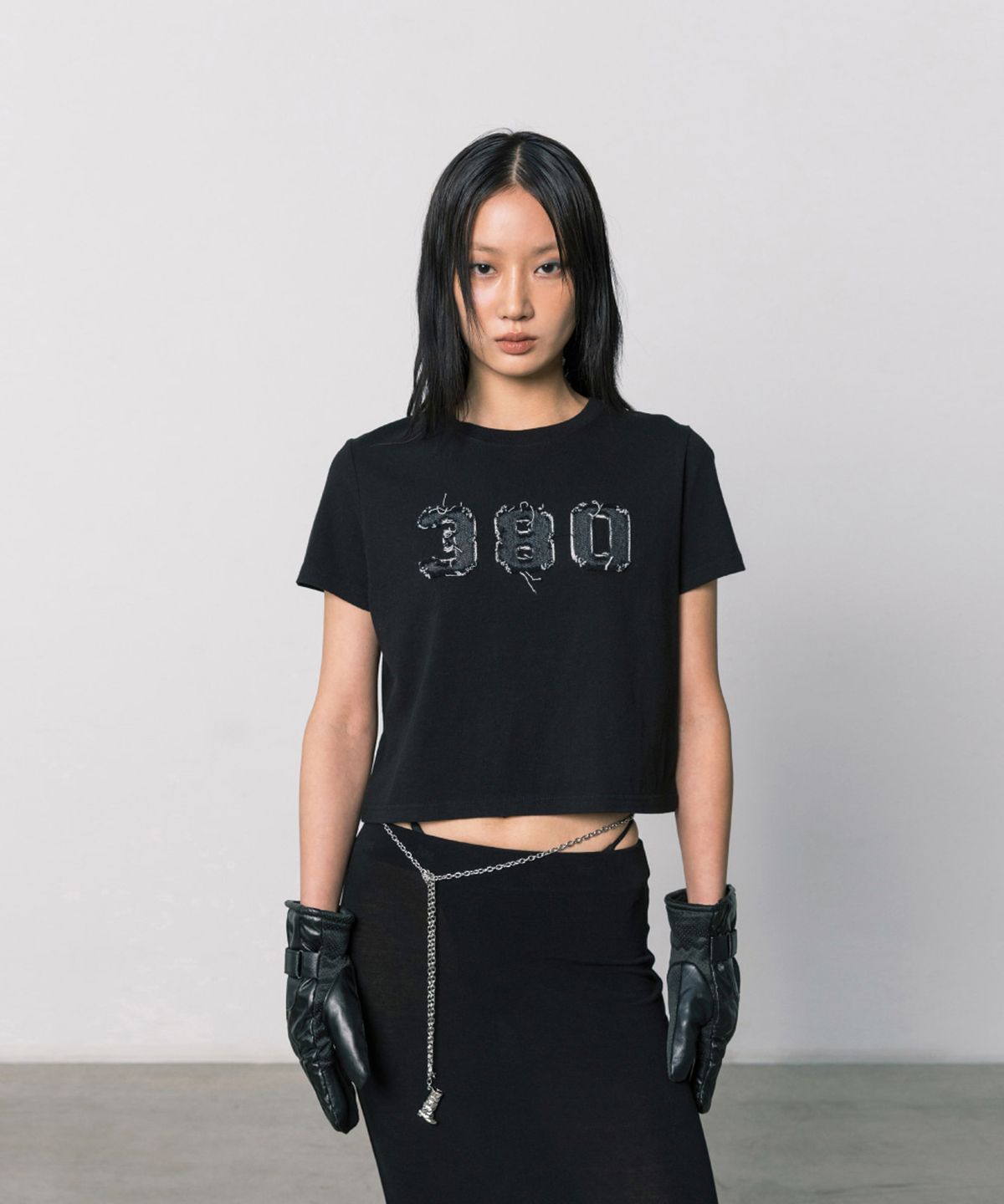 쓰리투에이티(THREE TO EIGHTY) 380 APPLIQUE TOP BLACK