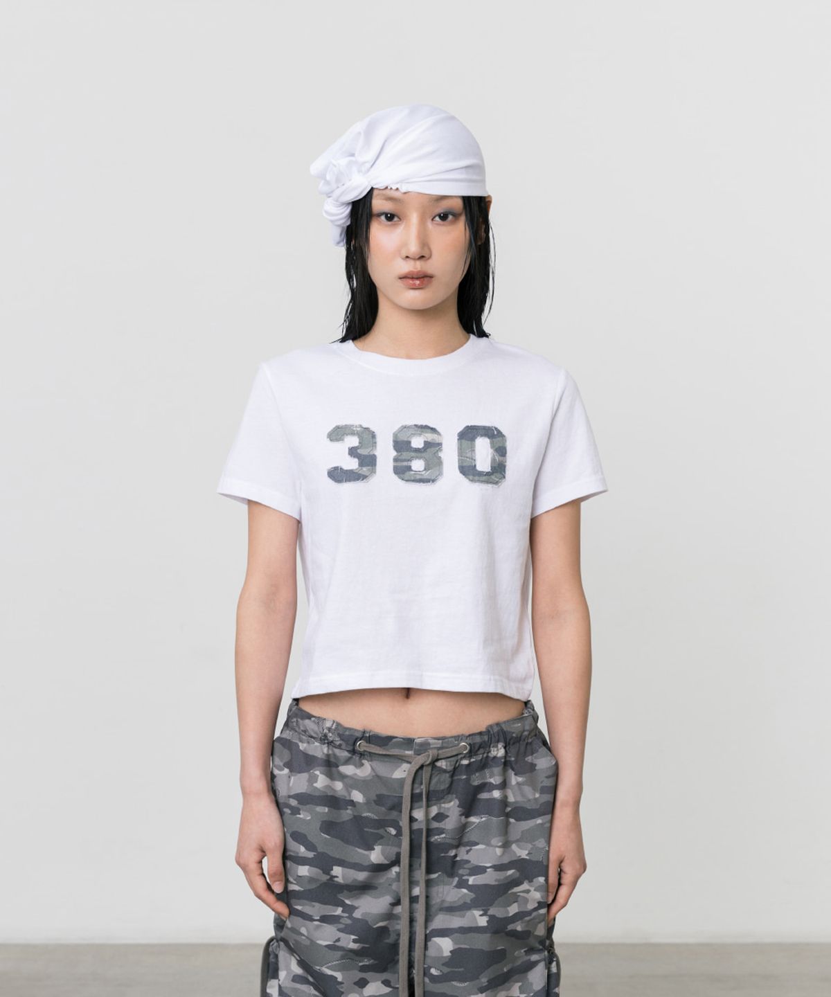 쓰리투에이티(THREE TO EIGHTY) 380 APPLIQUE TOP WHITE