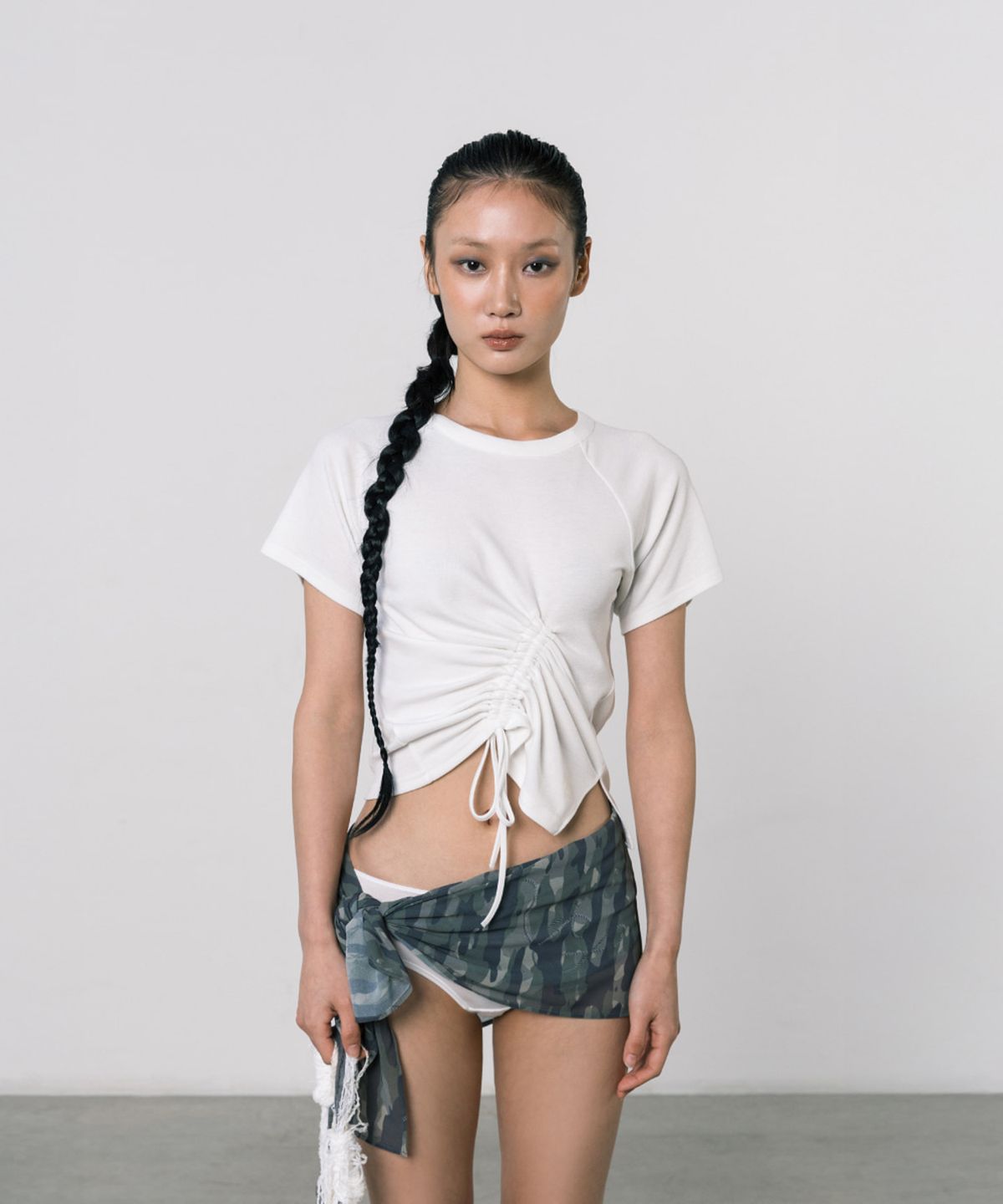 쓰리투에이티(THREE TO EIGHTY) SHIRRING PANEL TOP WHITE