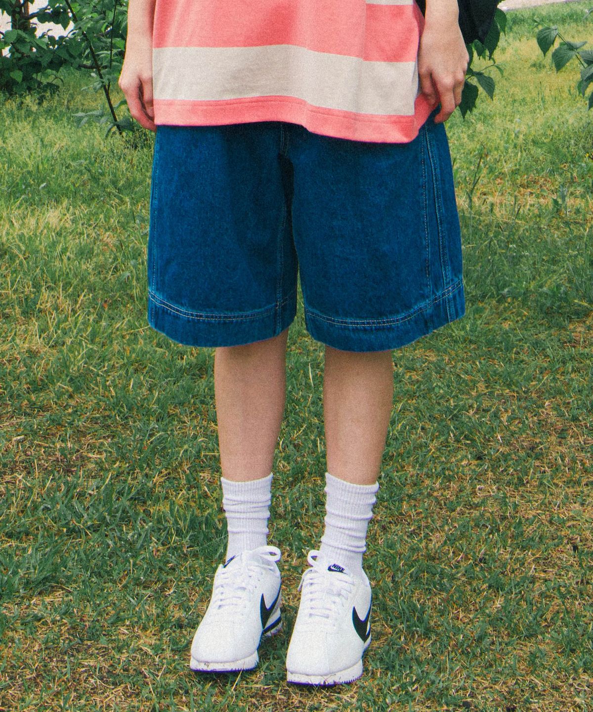 디써티원(DTHIRTYONE) (WOMAN) Denim Bermuda Pleated Pants (Mid Blue)