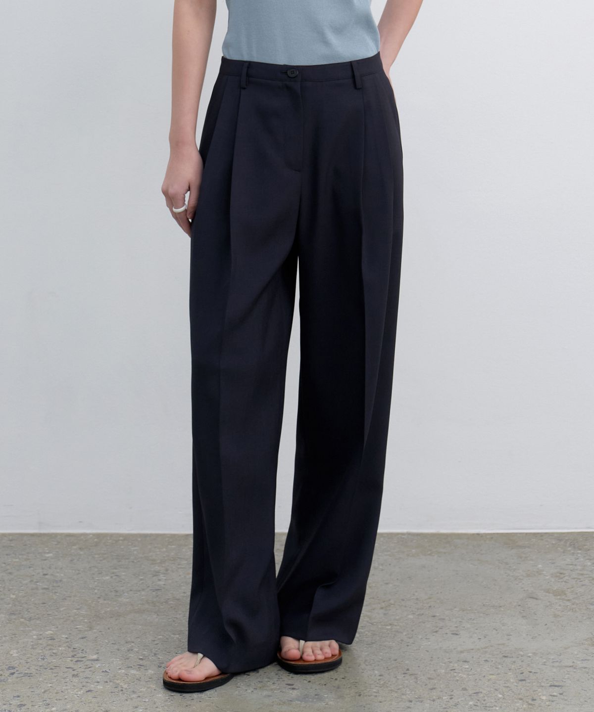 유라고(URAGO) Jules two-tuck wide slacks