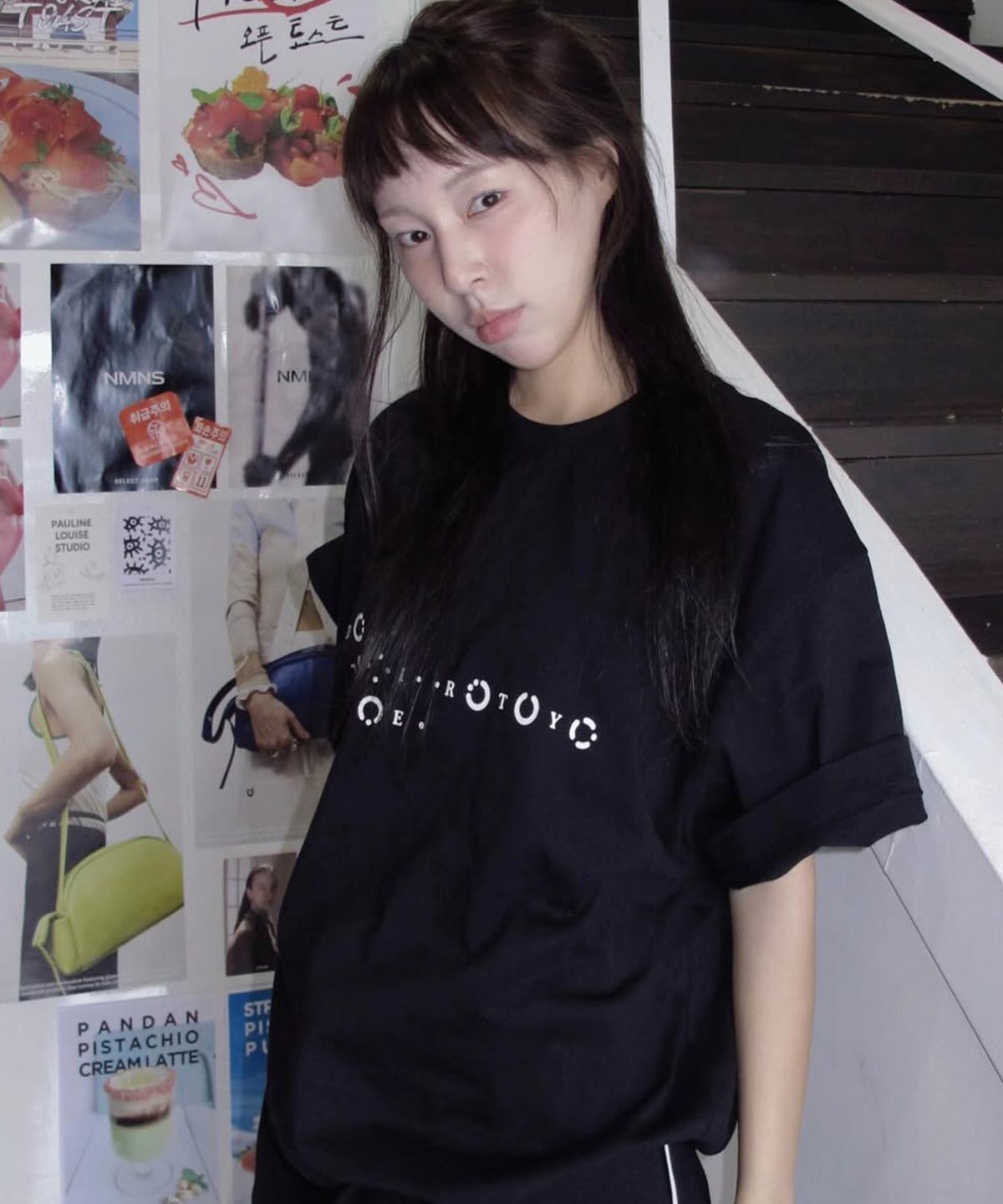 디써티원(DTHIRTYONE) (WOMAN) Alphabet Chart T-Shirt (Black)