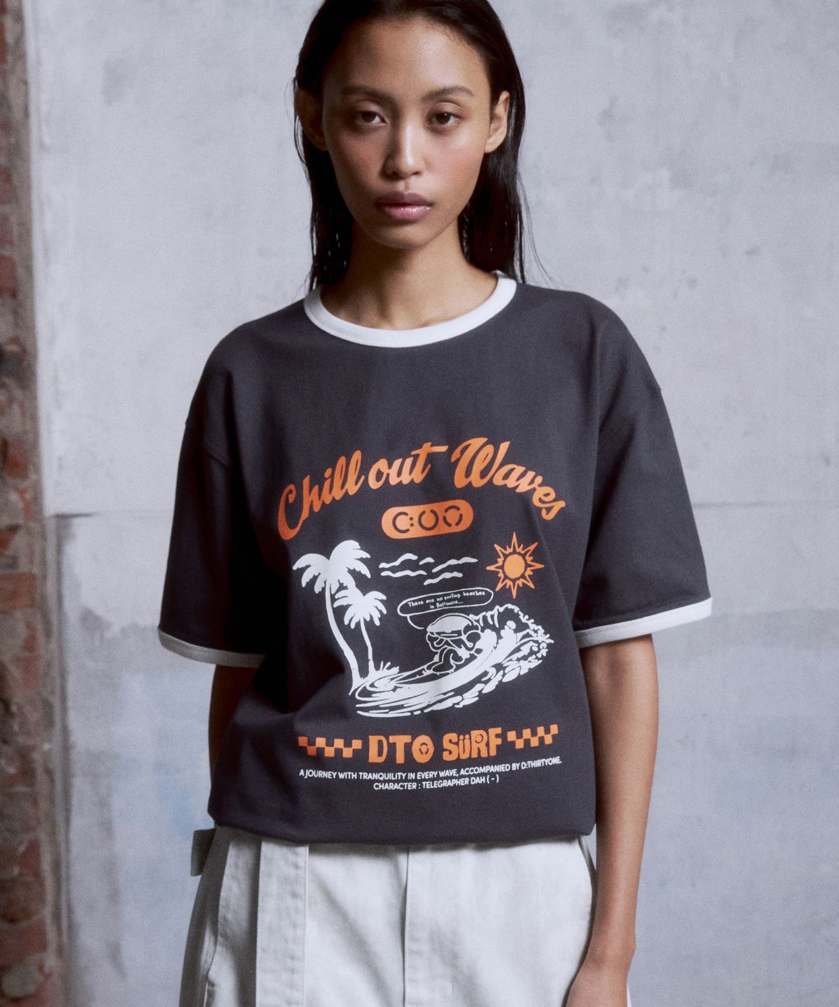 디써티원(DTHIRTYONE) (WOMAN) Surfing Dah Ringer T-Shirt (Charcoal Grey)
