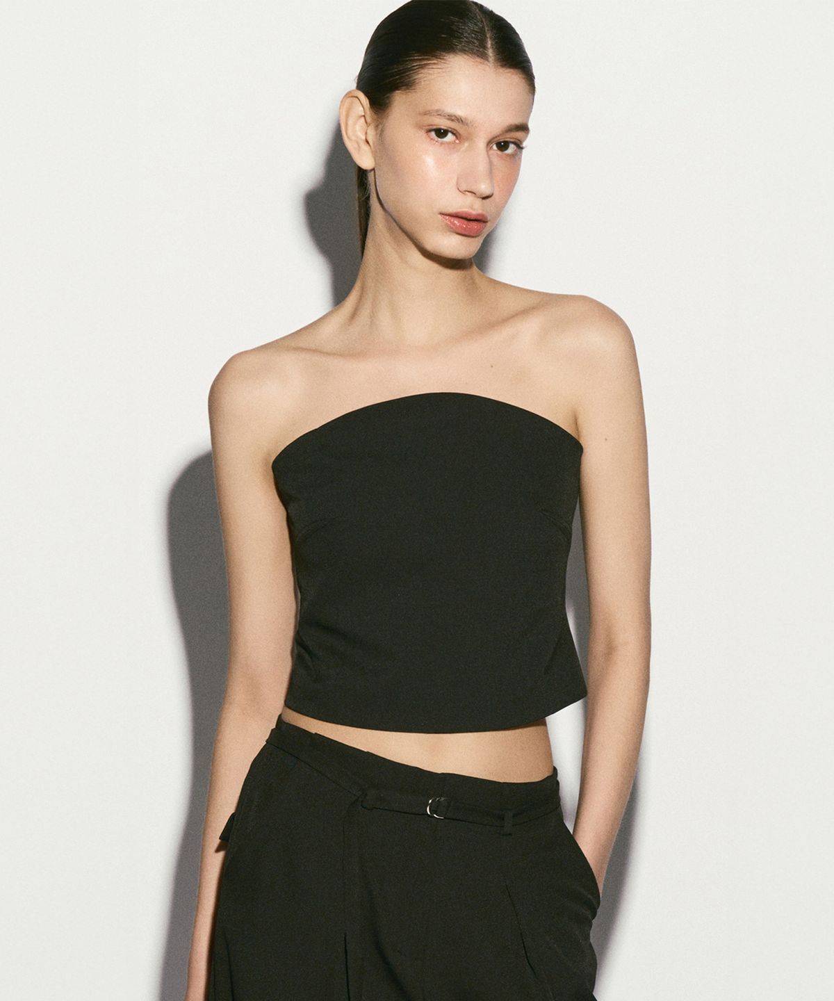 리이(RE RHEE) STRAPLESS CROPPED TUBE TOP BLACK