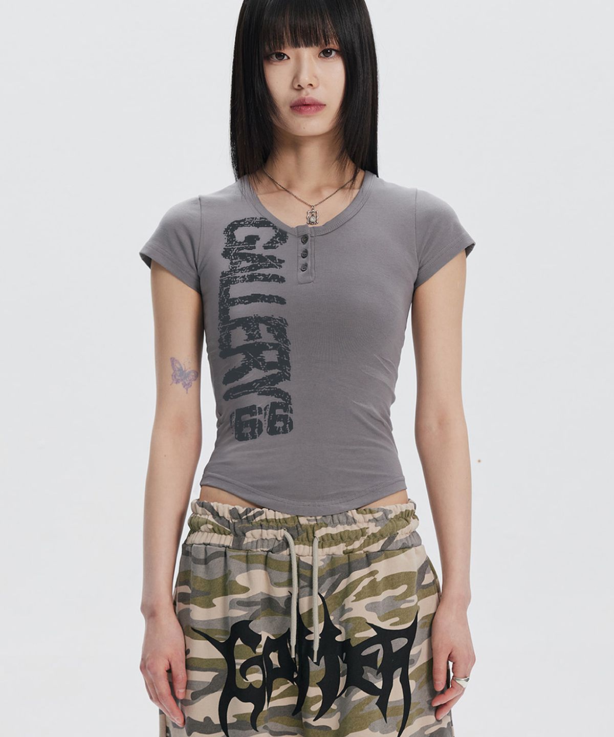 가터갤러리(GOTTER GALLERY) PAINTED LOGO BUTTON CROP TOP_BE