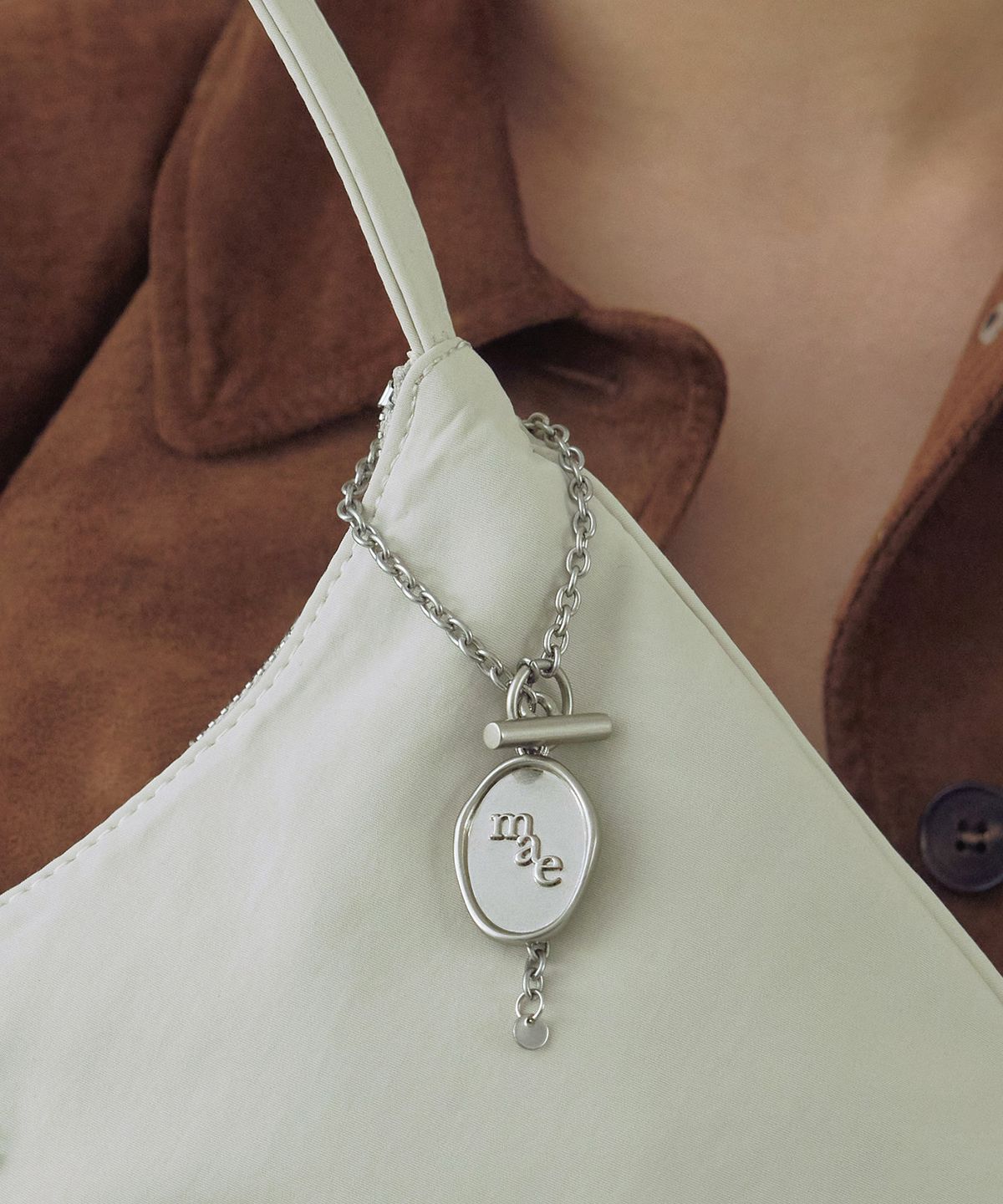 무쿠앤에보니(MUCU AND EBONY) [선물포장] mae Logo Antique Keyring _ Nickel Matte