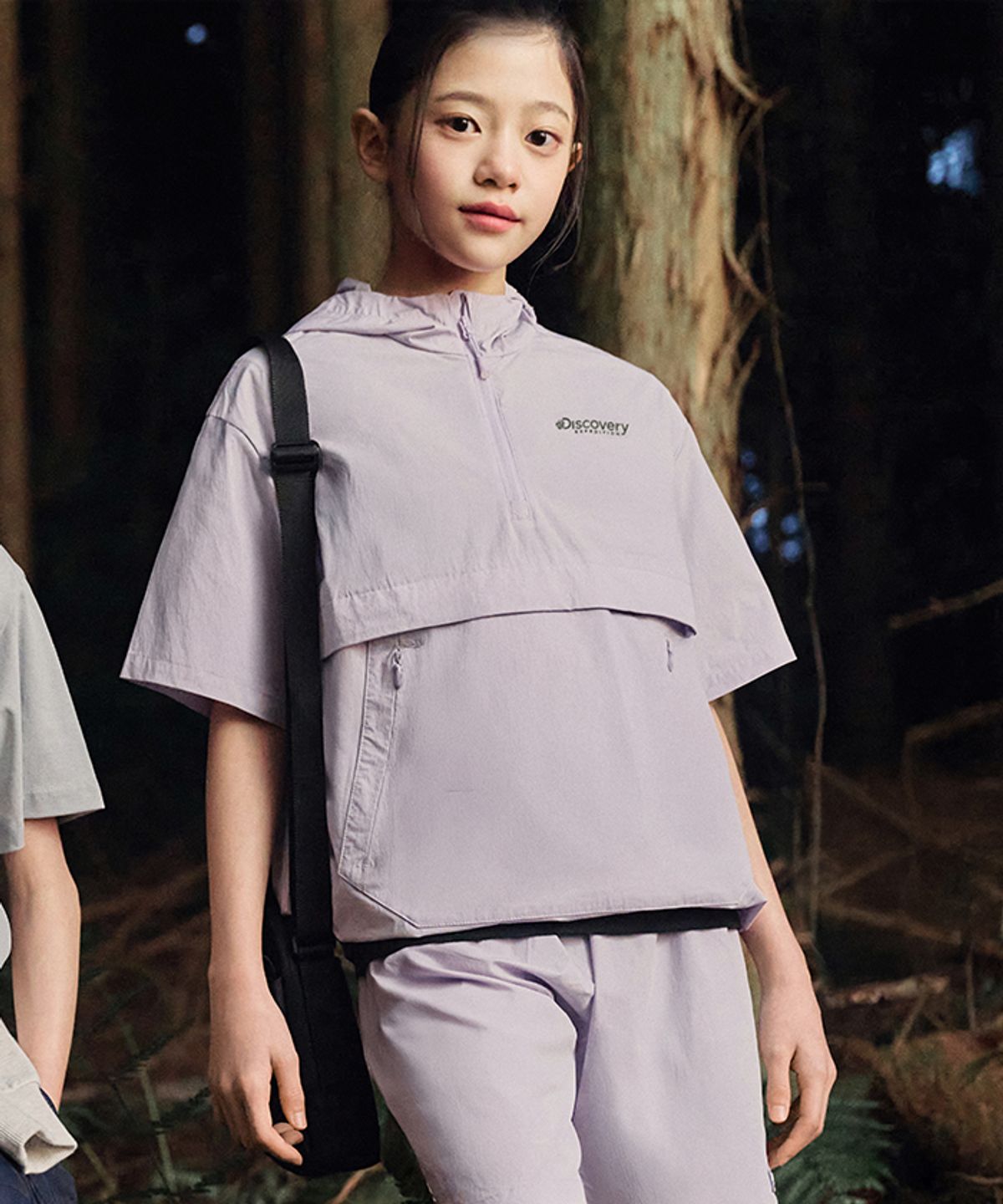 디스커버리 키즈(DISCOVERY KIDS) 키즈 프레시벤트 경량 우븐 후드 트레이닝 반팔 아노락 (L.VIOLET)