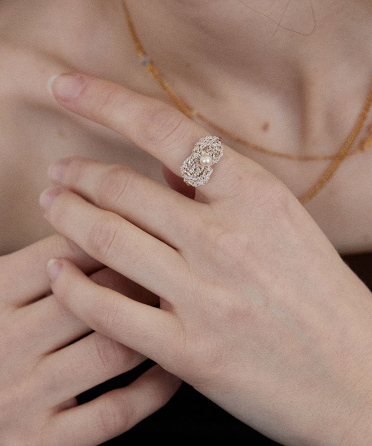 메리모티브(MERRYMOTIVE) Pearl and knit ribbon chain ring (gold)