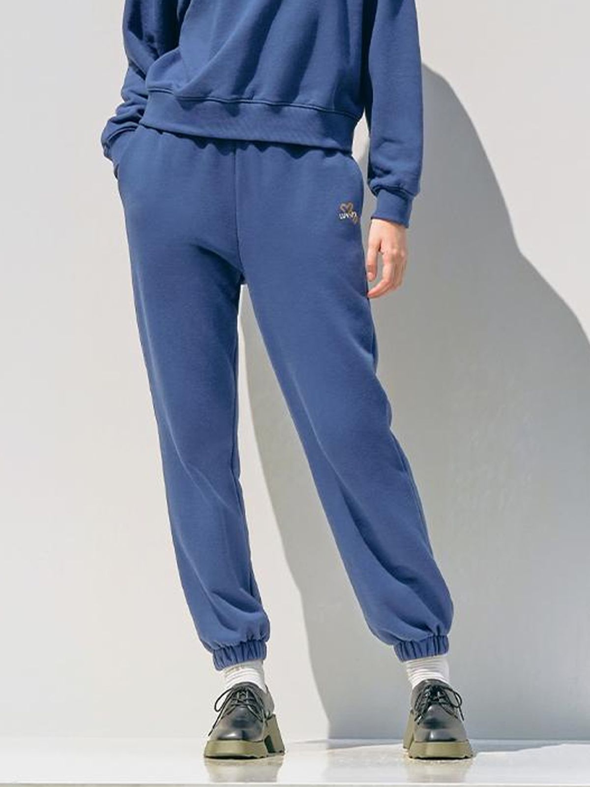 엘유브이엠(LUVM) LOGO SWEATPANTS_BLUE
