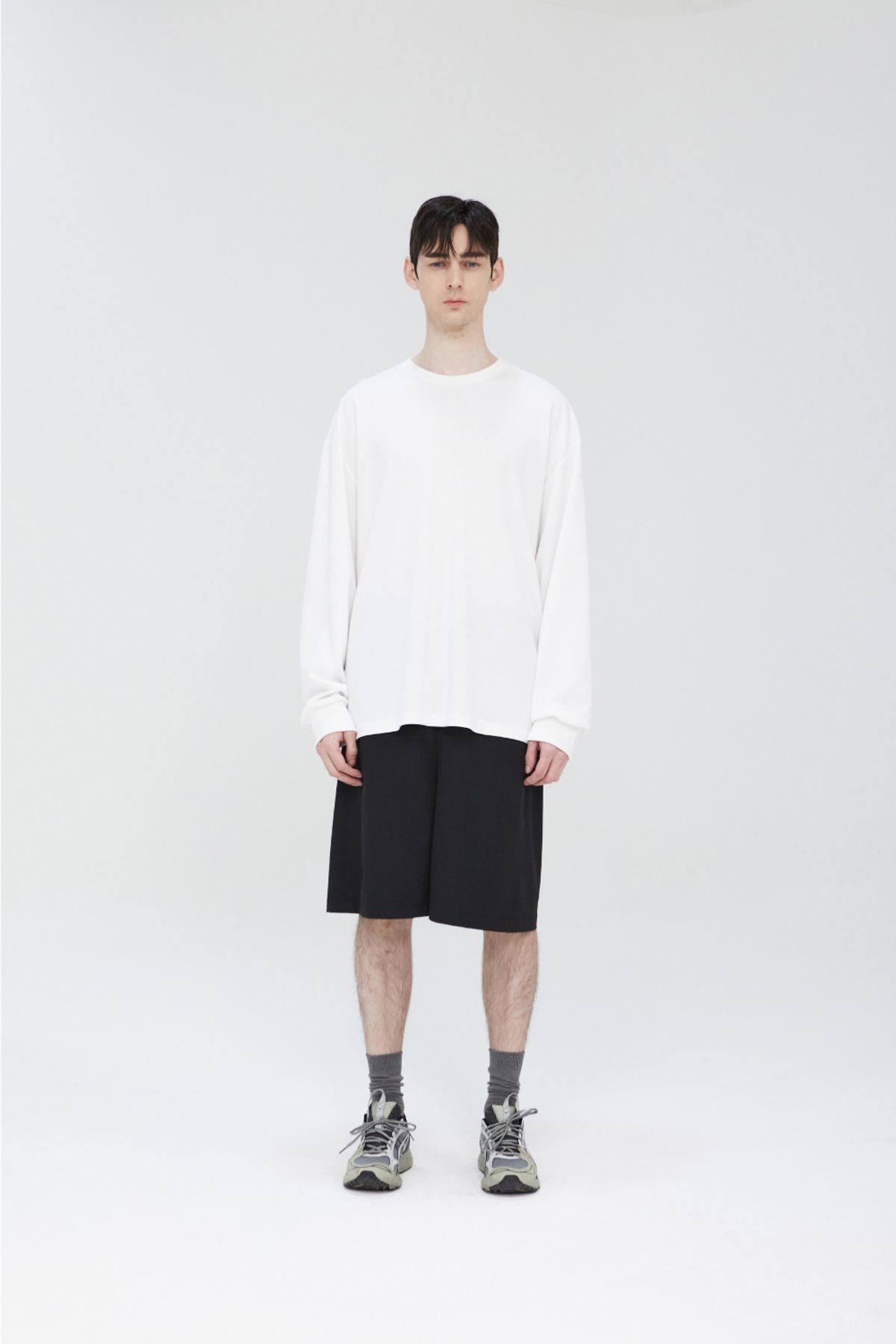 아디브(ADIV) 베이직 롱슬리브 티셔츠 화이트