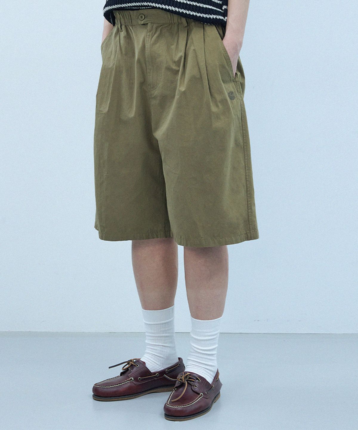 꼬모니노즈(COMONINOZ) TWO TUCK BUTTON SHORT PANTS [KHAKI]