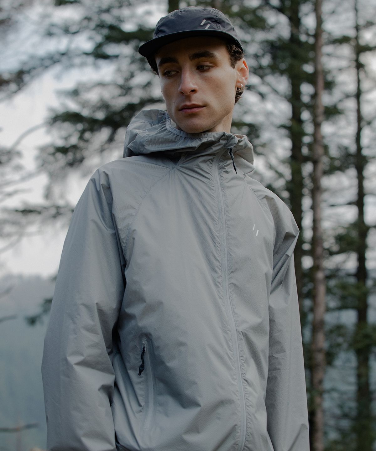 웰터 익스페리먼트(WELTER EXPERIMENT) ANEMOI LIGHT WINDBREAKER_GRAY