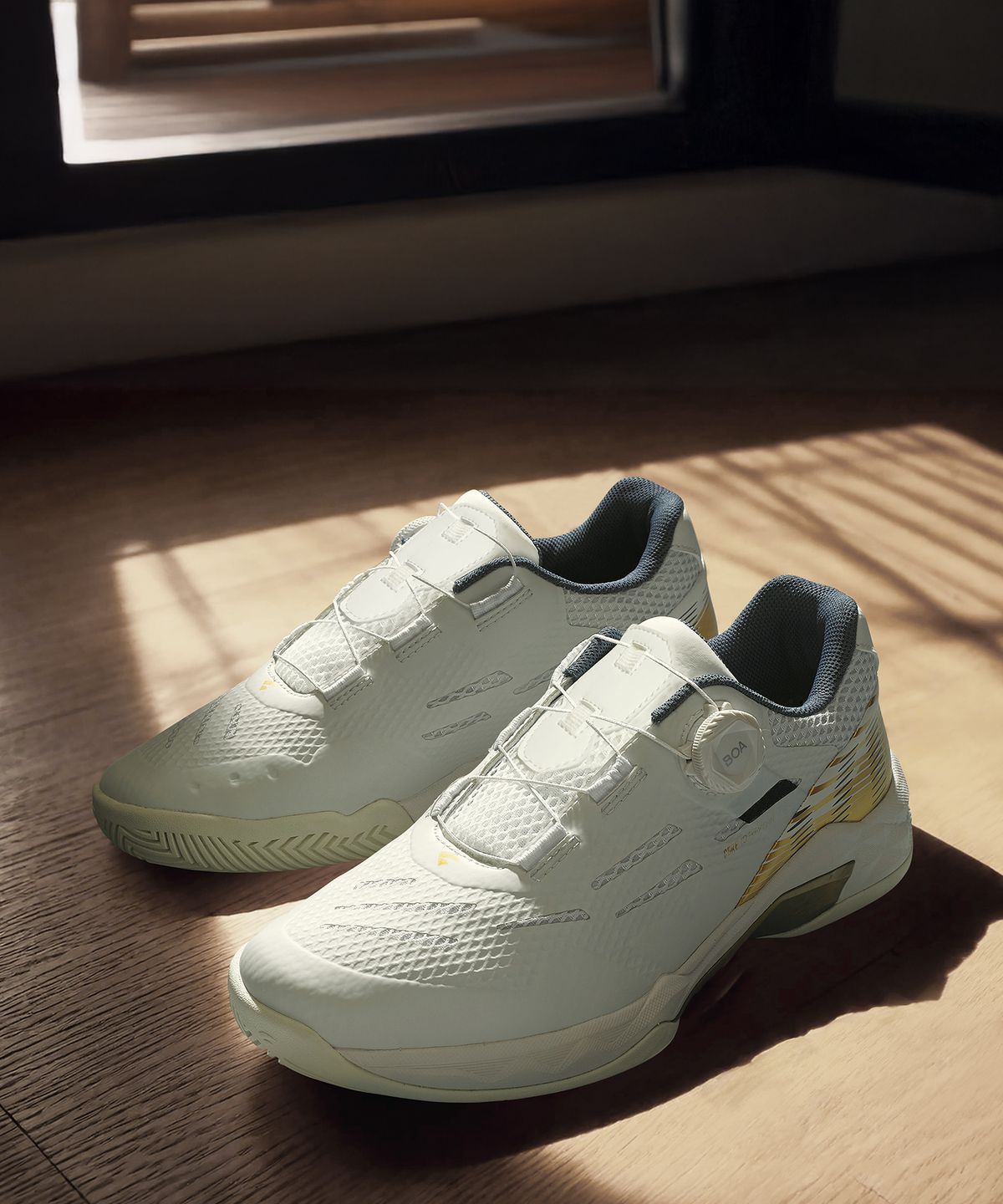비트로(VITRO) 남성 배드민턴화 와이드 테크닉2 (OFF WHITE&GOLD) 보아 핏 시스템