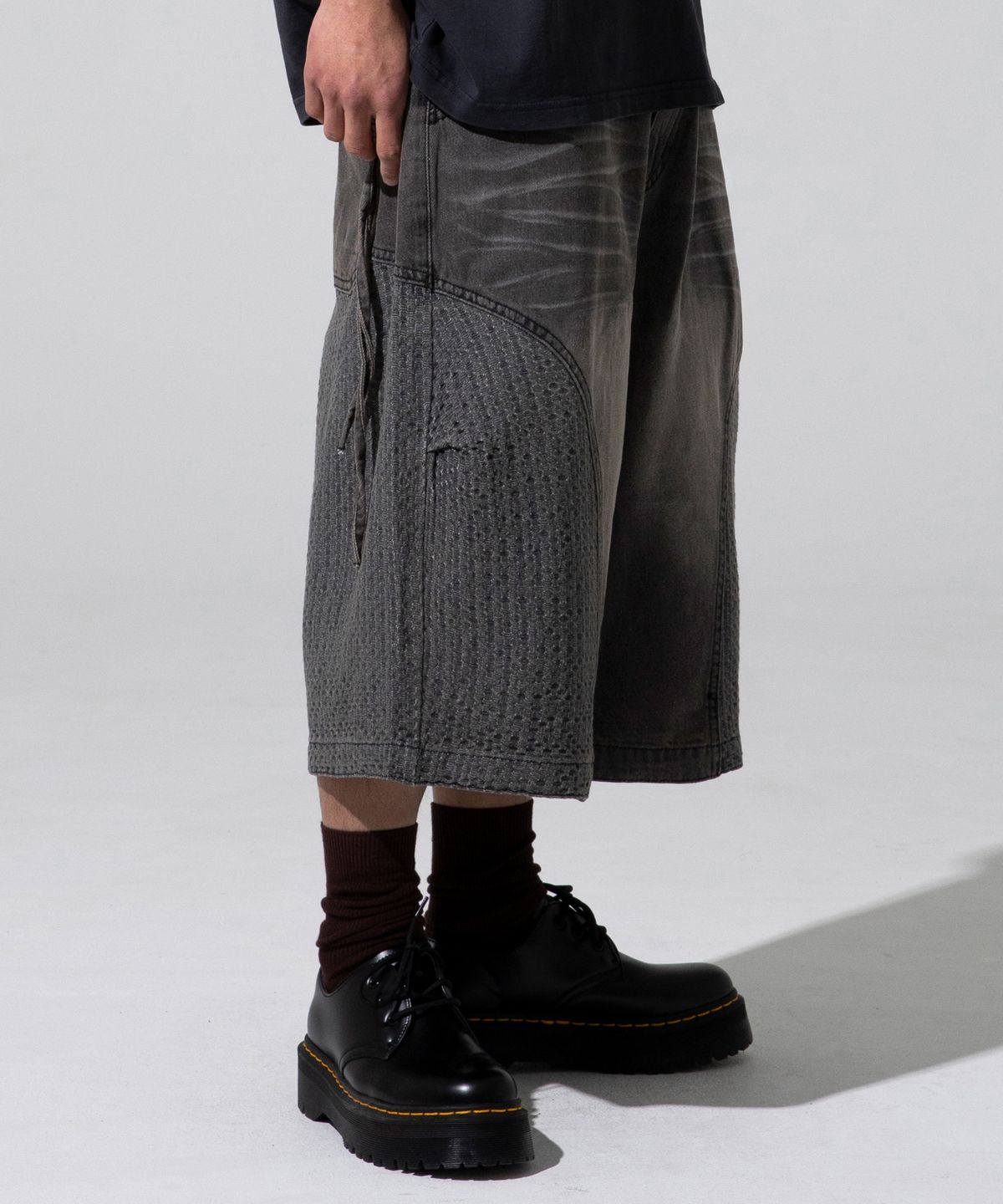 엑스톤즈(XTONZ) XP282 스퀘어 자카드 버뮤다 데님 팬츠 (DEEP GRAY)