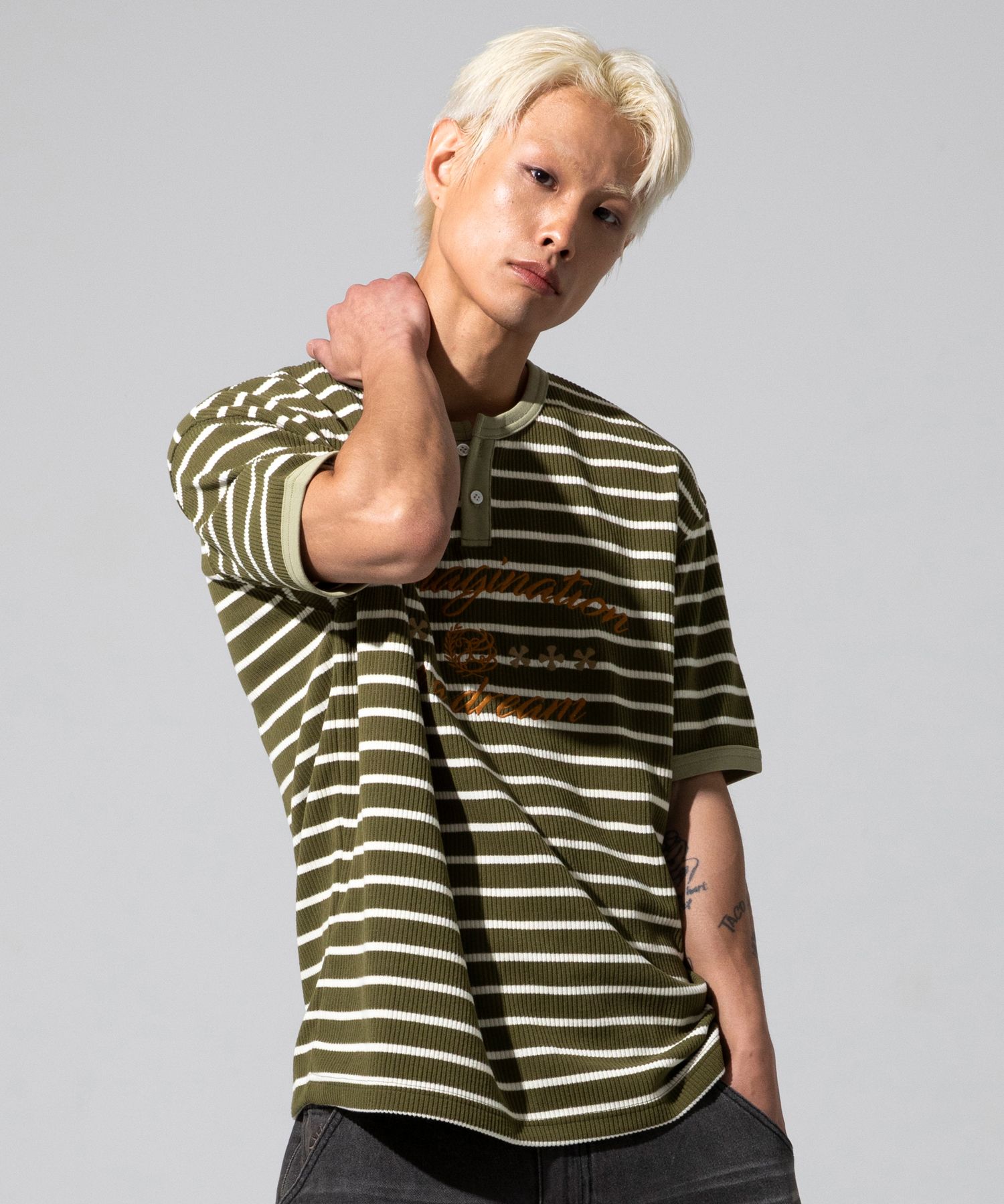 ★XTONZ★ XTT133 Curve Stripe Henley Neck T-Shirt MOCHA MUSINSA | XTONZ XTT133 Curve Stripe Henley Neck T-Shirt (KHAKI)