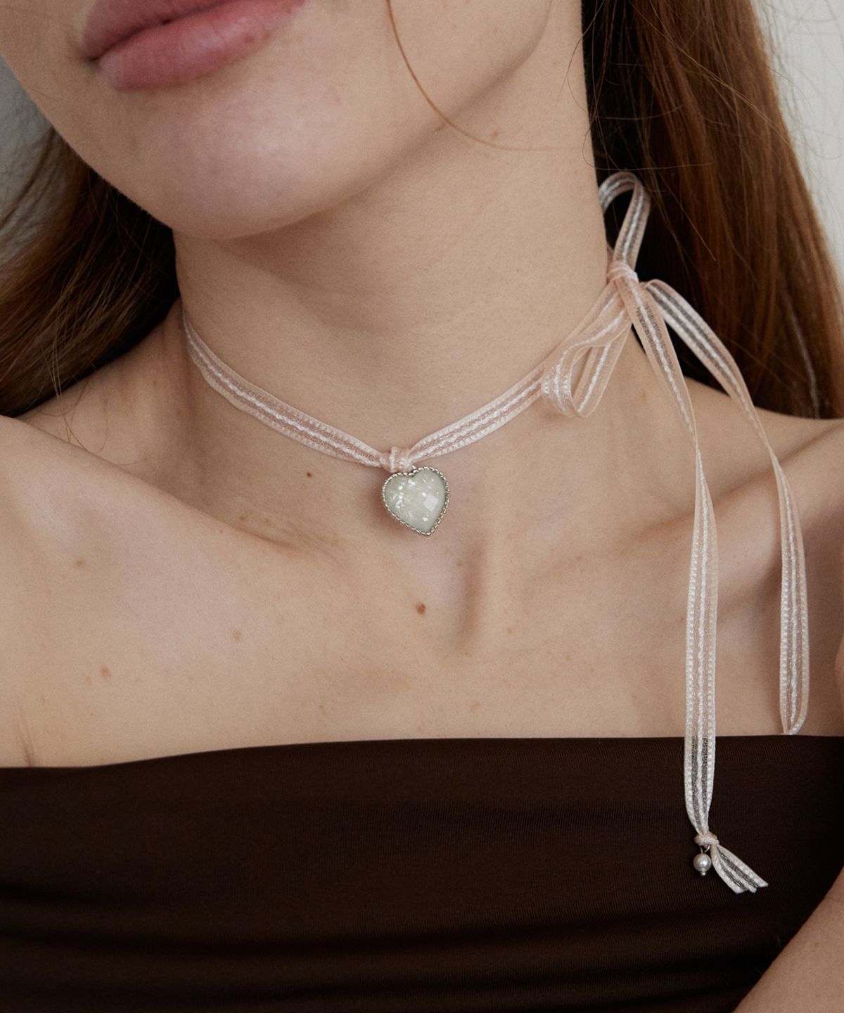 메리모티브(MERRYMOTIVE) Pearly heart and ribbon string necklace