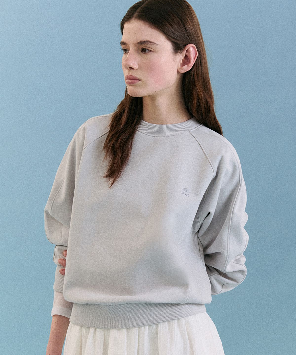 로라로라(ROLAROLA) NUBASIC LOGO SWEATSHIRT LIGHT BLUE