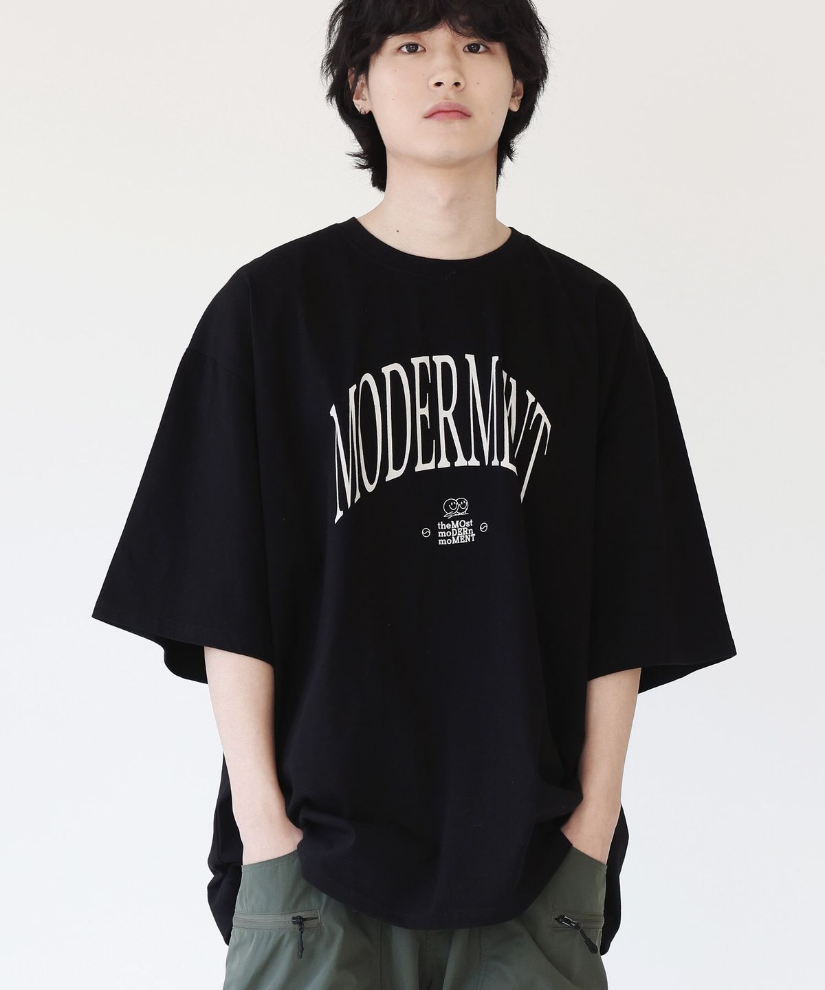 모더먼트(MODERMENT) 핀 로고 오버사이즈 반팔 티셔츠 [블랙]