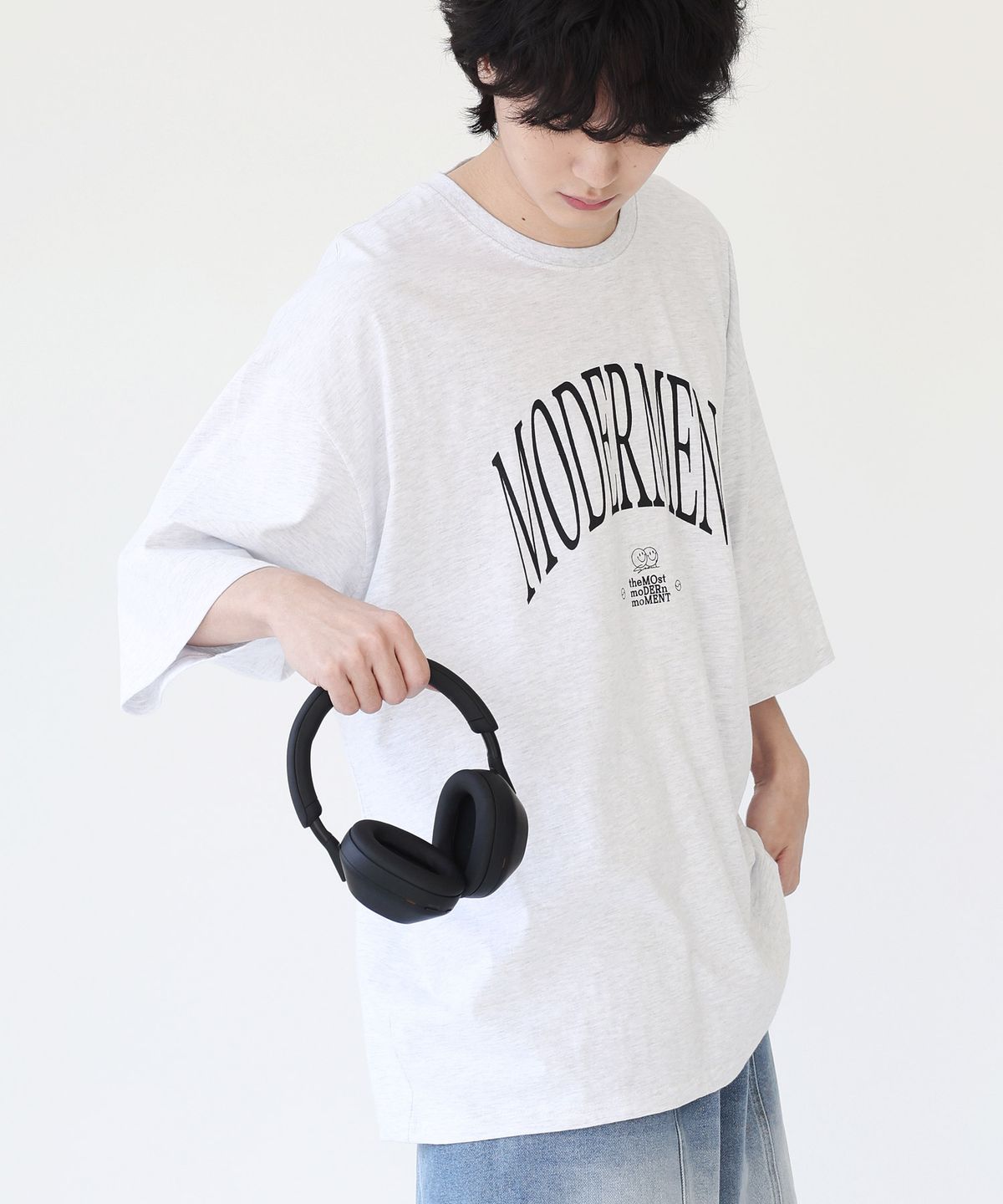모더먼트(MODERMENT) 핀 로고 오버사이즈 반팔 티셔츠 [멜란지화이트]