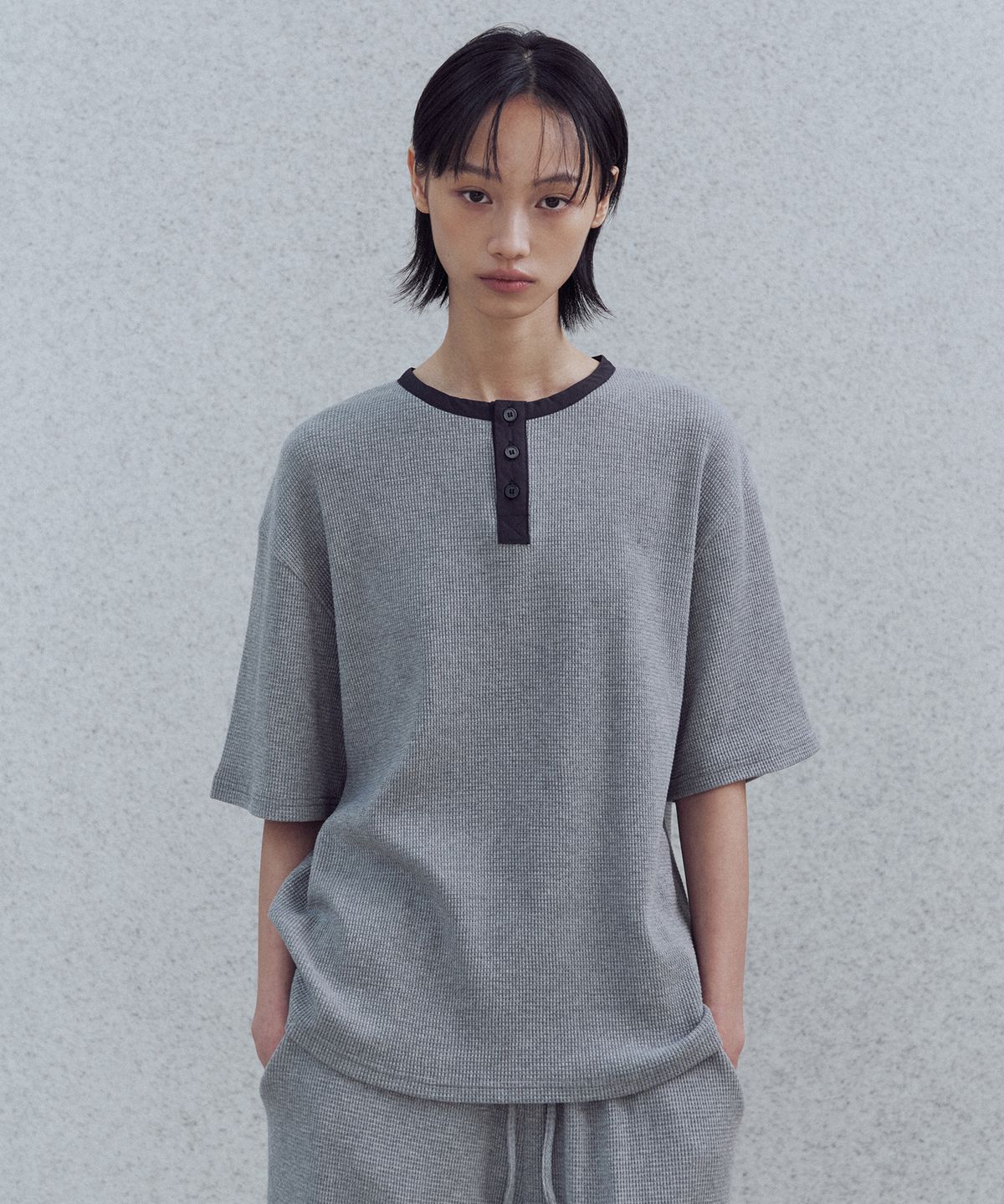 알이지비(REGB) HENRY NECK WAFFLE T-SHIRTS GREY