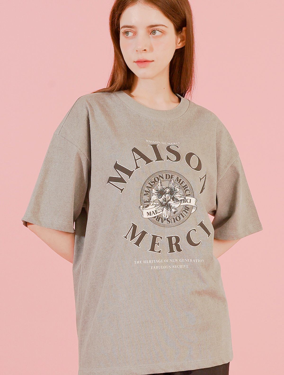 라 메종 스튜디오(LA MAISON STUDIO) UNISEX 르 리스 피그먼트 클래식 로고 스모키 반소매 티셔츠 라이트그레이(FCF2TS417M)