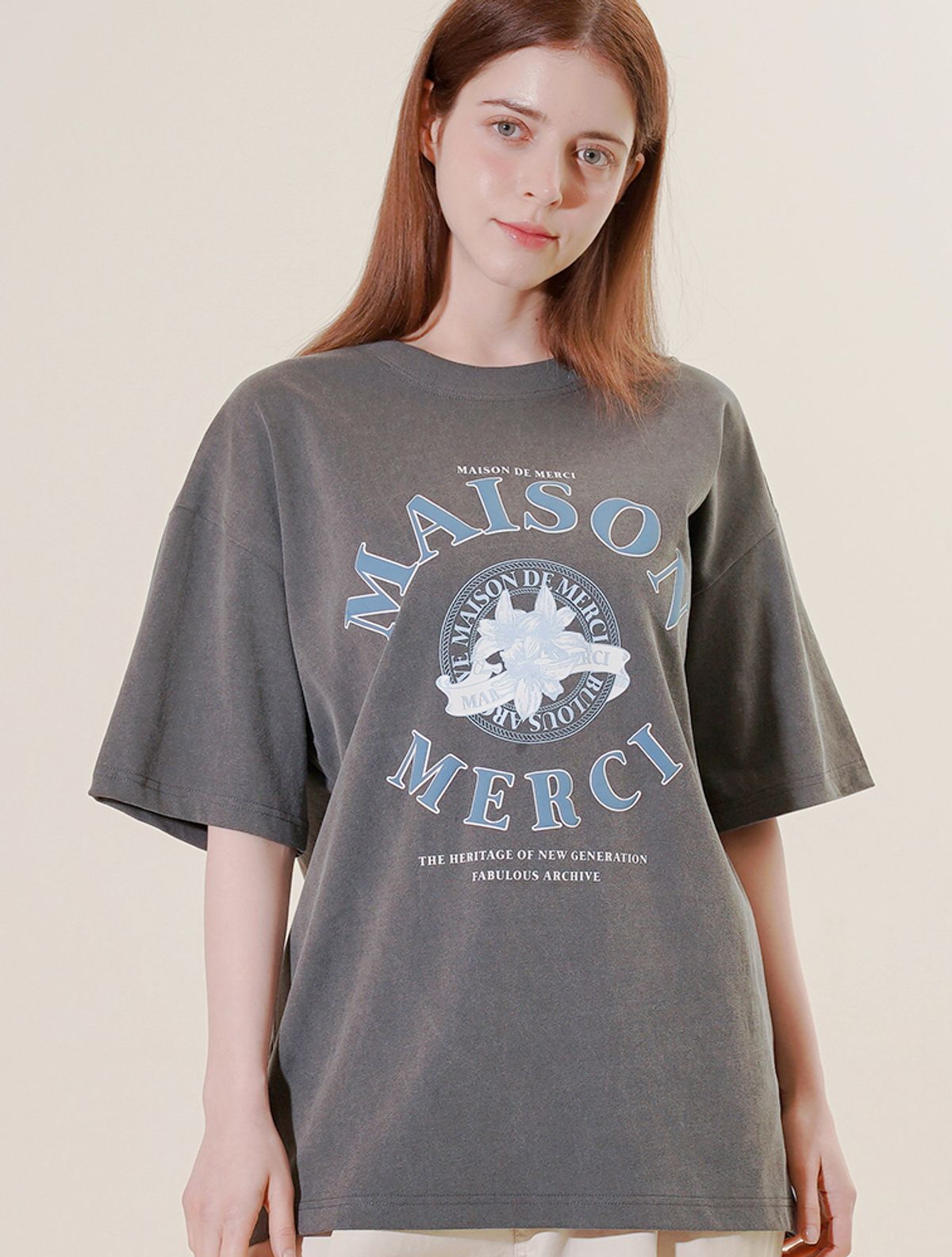 라 메종 스튜디오(LA MAISON STUDIO) UNISEX 르 리스 피그먼트 클래식 로고 스모키 반소매 티셔츠 차콜(FCF2TS417M)
