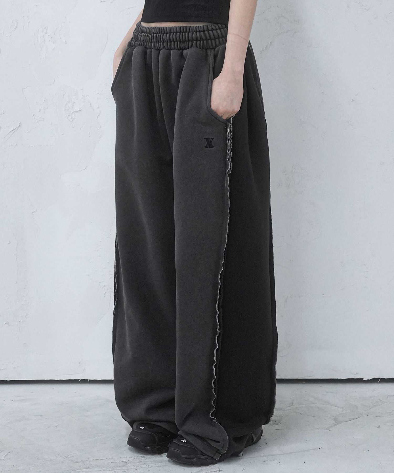 MUSINSA | AVANDRESS Simon Side-Color Pants PIGMENT BLACK