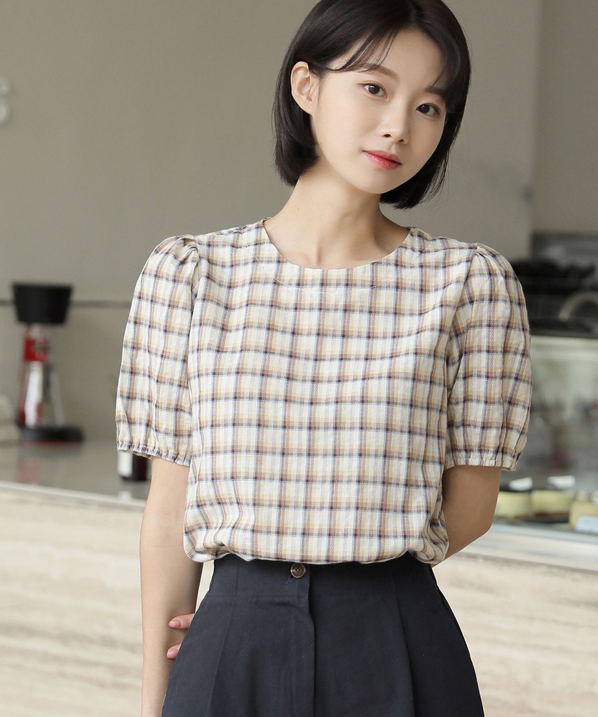빼빼(BBAEBBAE) 배색체크 라운드퍼프 반팔 블라우스