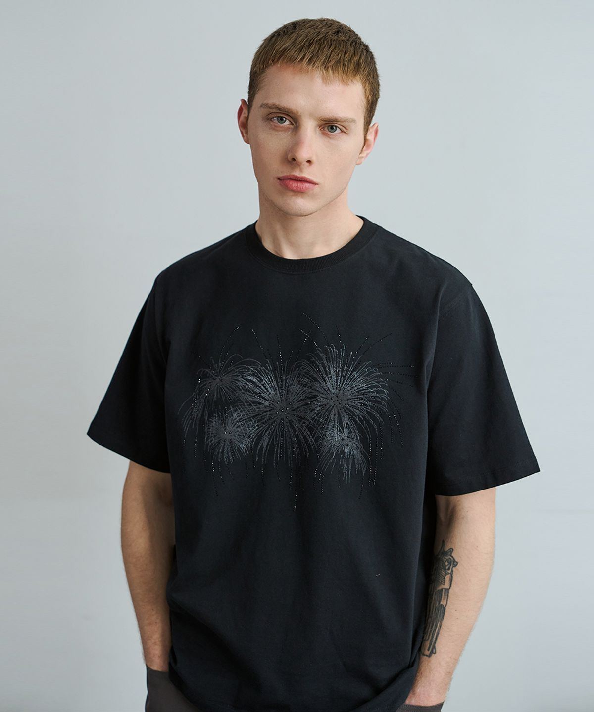 이예(YIYAE) Midnight Sparkling Gradation T-shirt Black