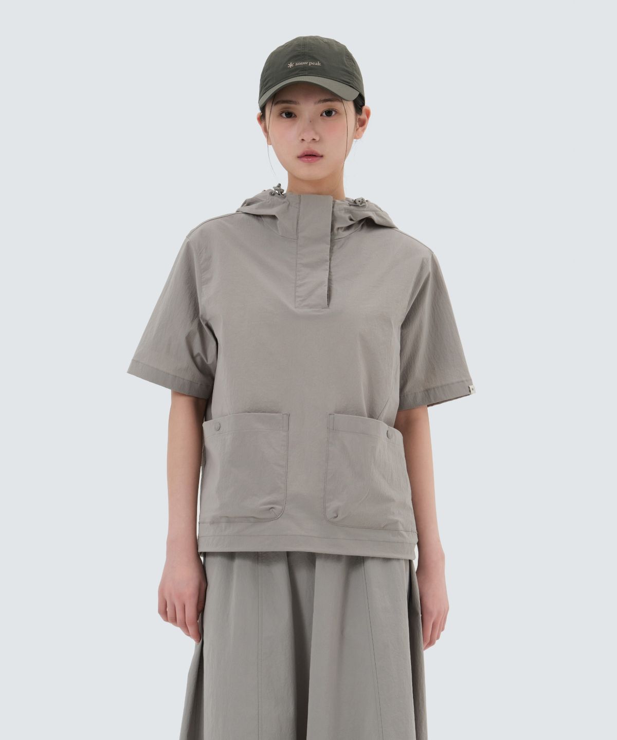 스노우피크 어패럴(SNOWPEAK APPAREL) 루트 여성 후드 반팔 아노락 (S25MWRAN69) Fog Gray