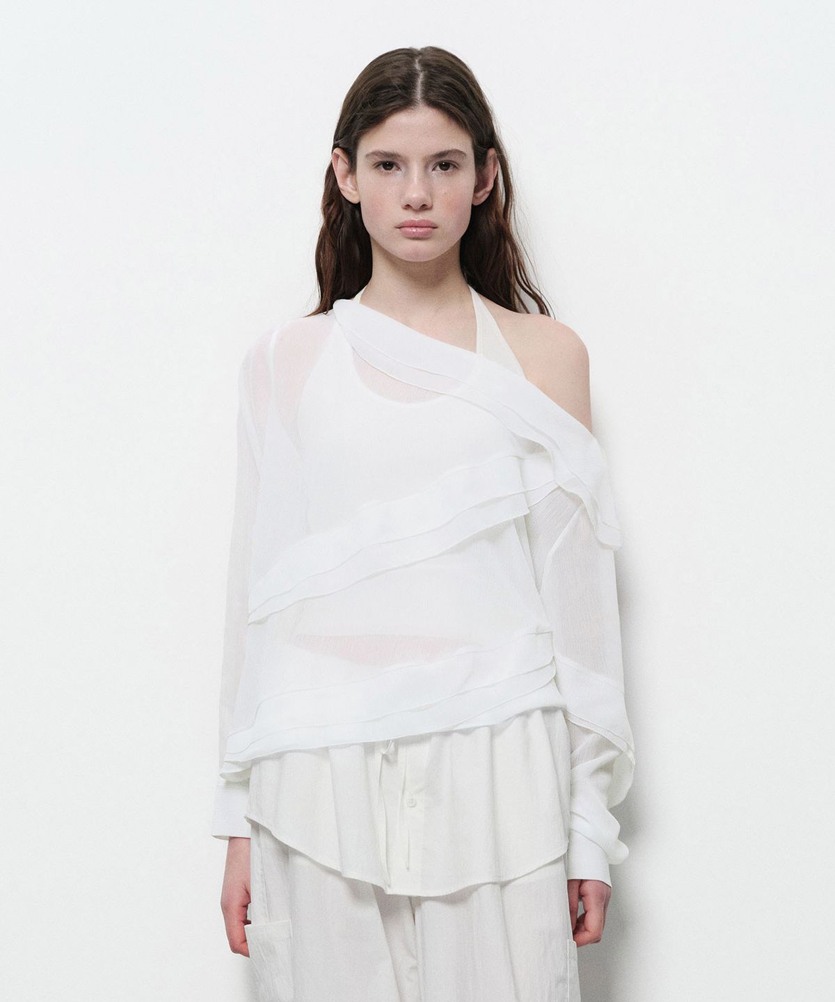 다이애그널(DIAGONAL) RUFFLE OFF SHOULDER BLOUSE (ivory)