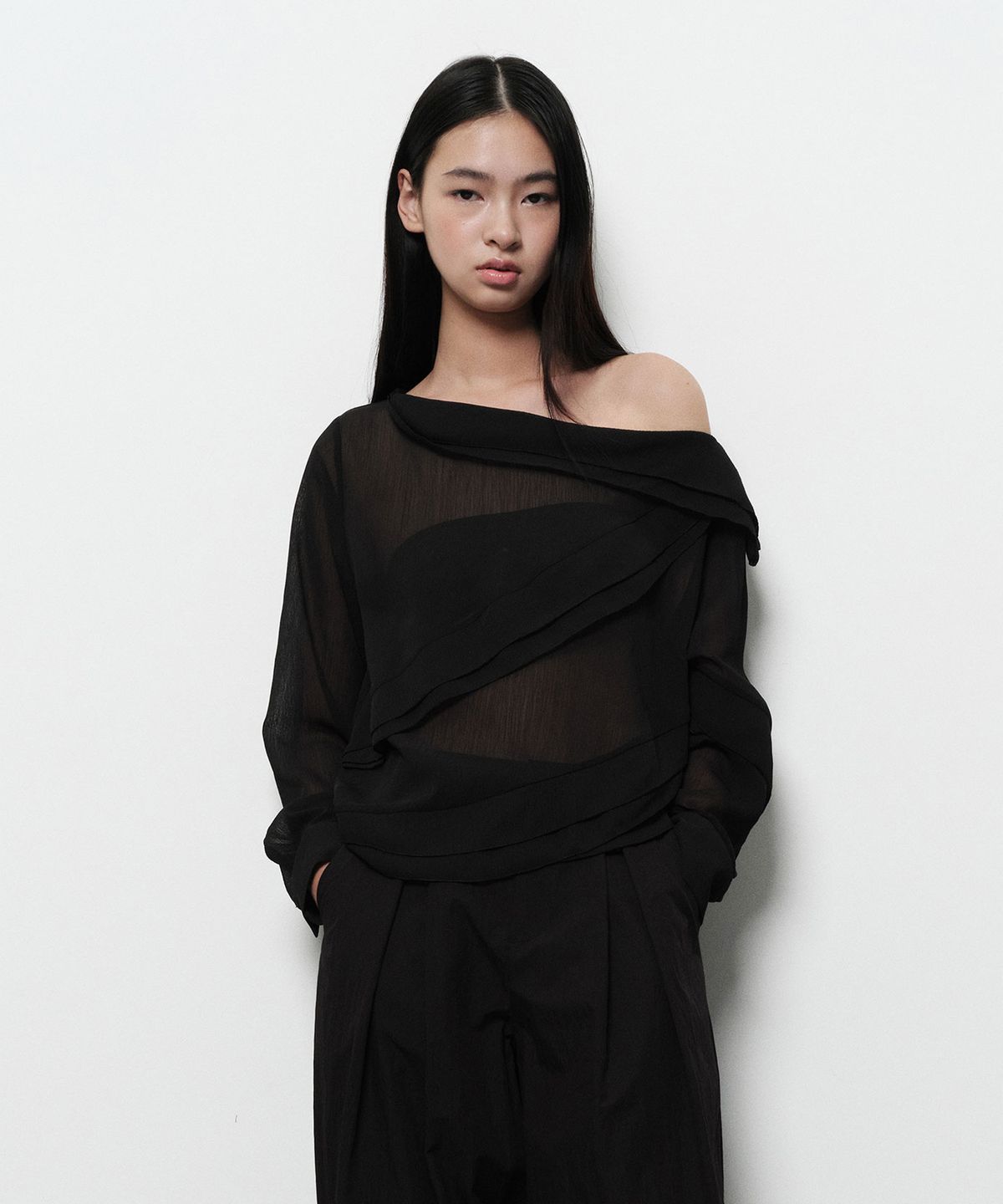 다이애그널(DIAGONAL) RUFFLE OFF SHOULDER BLOUSE (black)