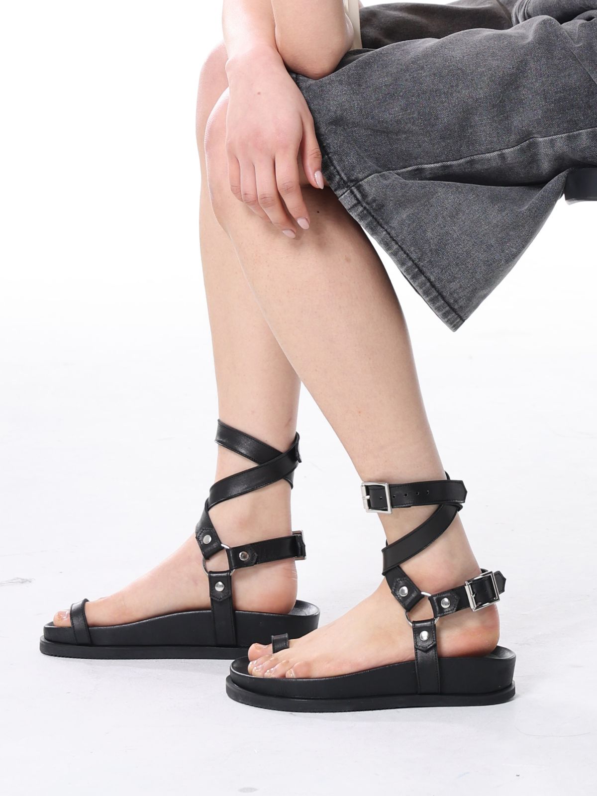 슈바이초이(SHOEBYCHOI) 글레디에이터 스트랩 쪼리 샌들(4cm)_블랙