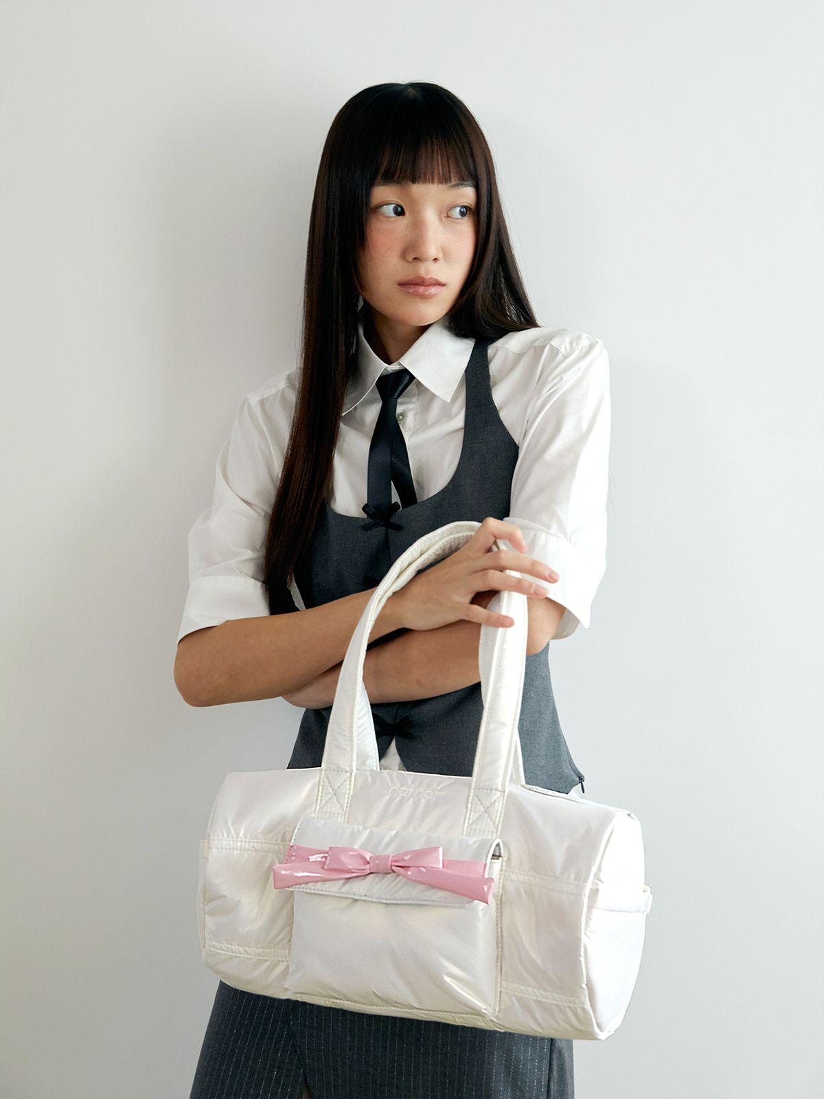 네프네프(NEFNEF) glossy ribbon duffle bag_white