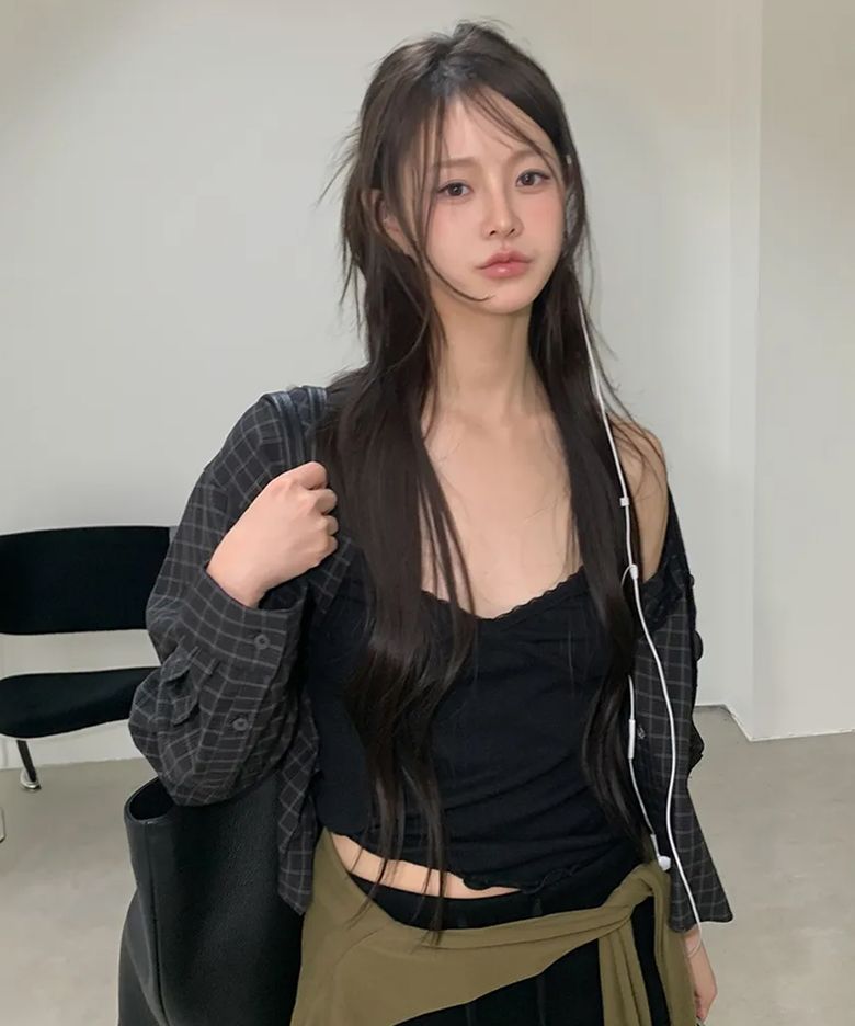 [에센셜] 릴리 레이스 슬리브리스 티 (블랙)