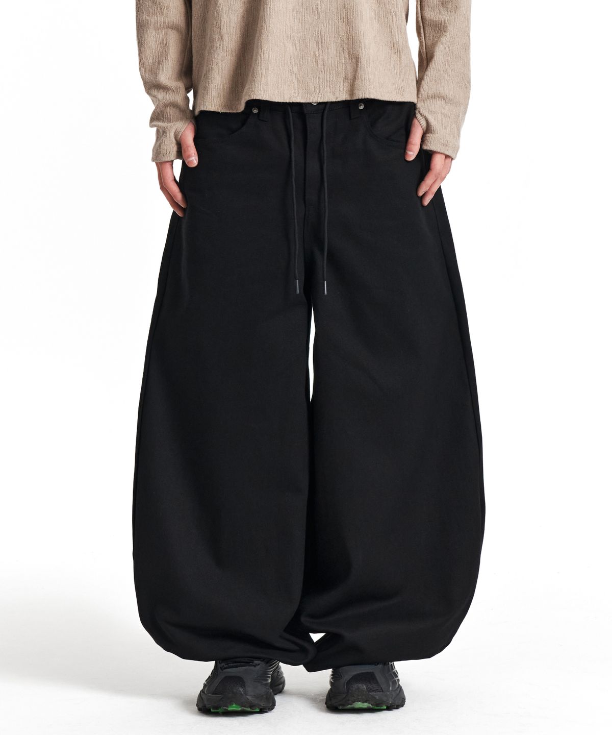 기철(KICHUL) STURDY BALLOON PANTS (BLACK)