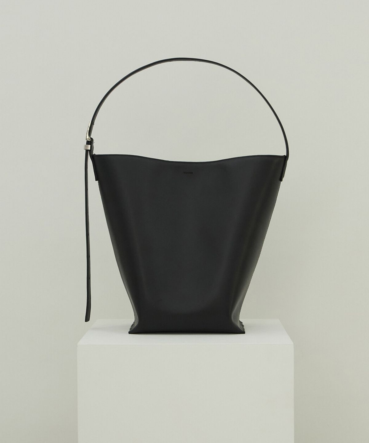 윈더(WINDER) PANN LEATHER BUCKET BAG - BLACK