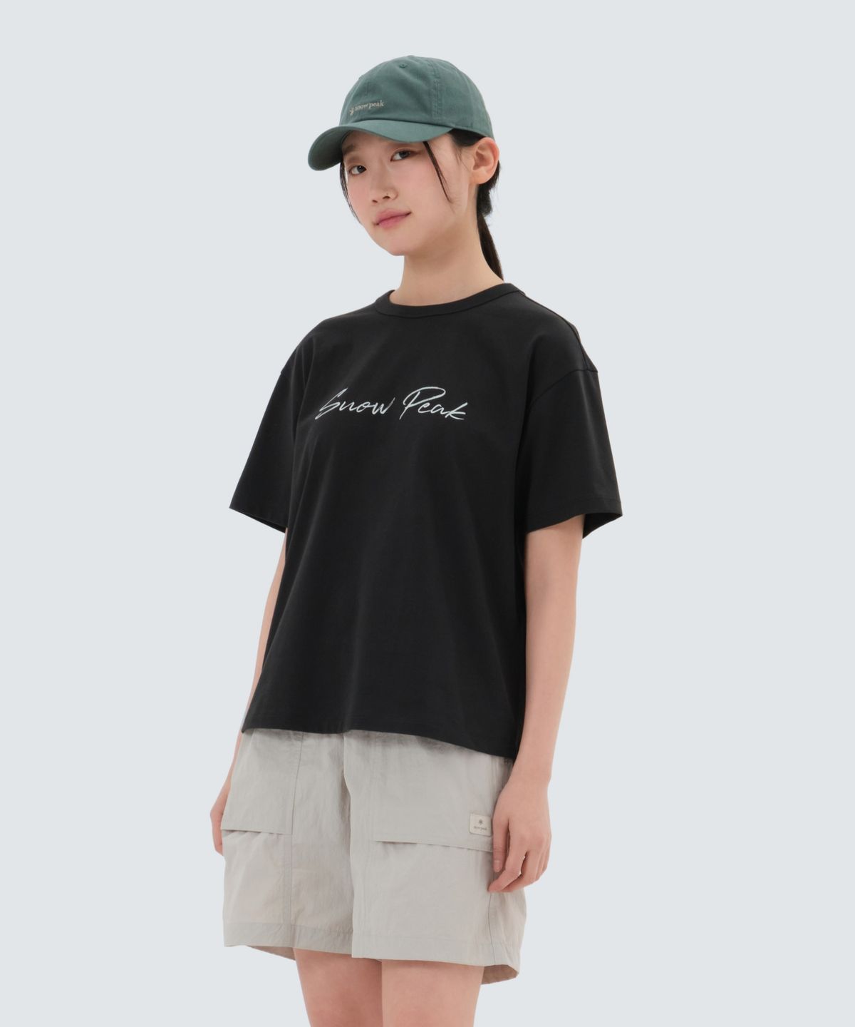 스노우피크 어패럴(SNOWPEAK APPAREL) 에어로쿨 여성 레터링 반팔 티셔츠 (S25MWFTS73) Dark Charcoal