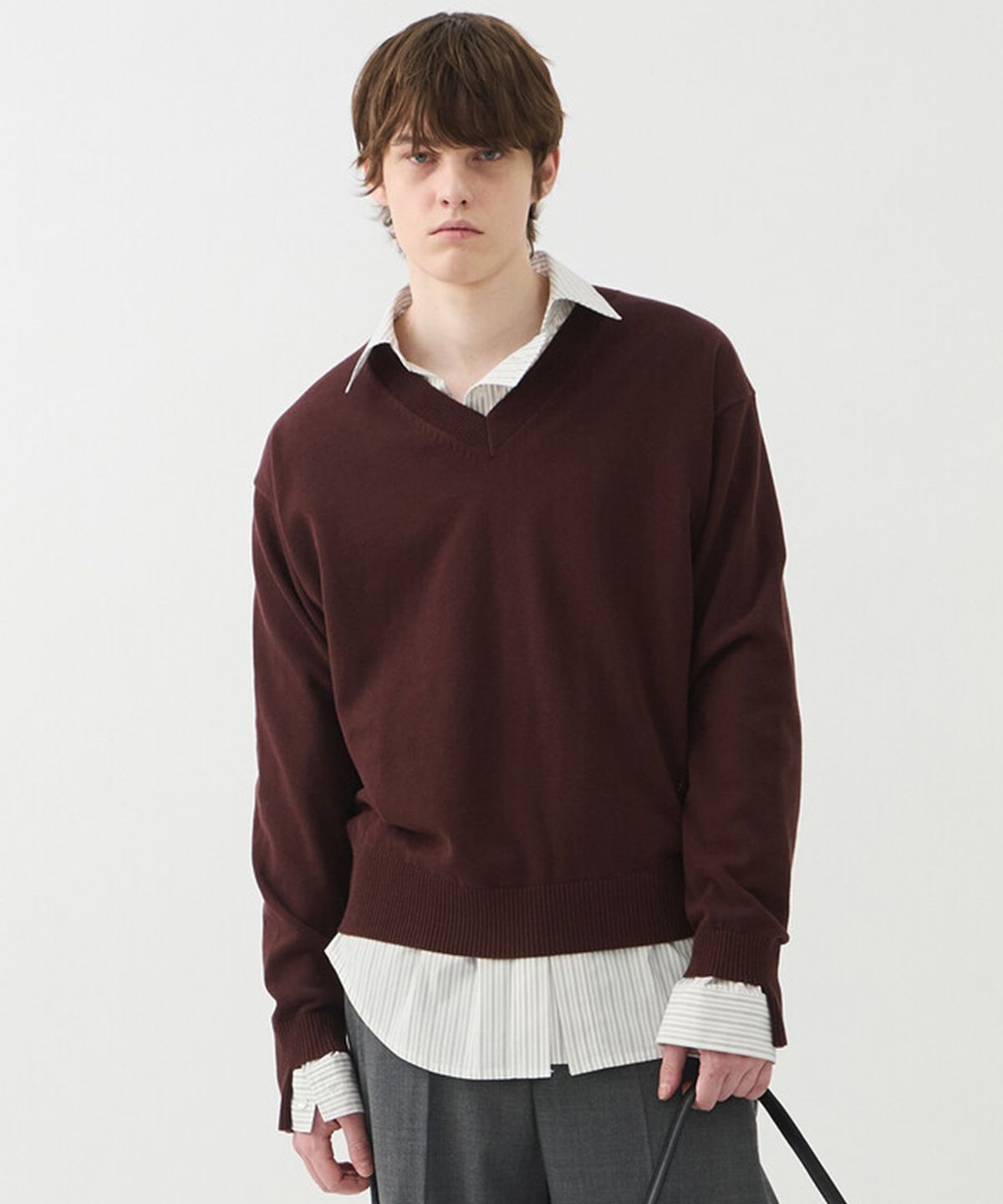 윈더(WINDER) SLEEVE-CUT FINE COTTON V NECK SWEATER - DARK BROWN