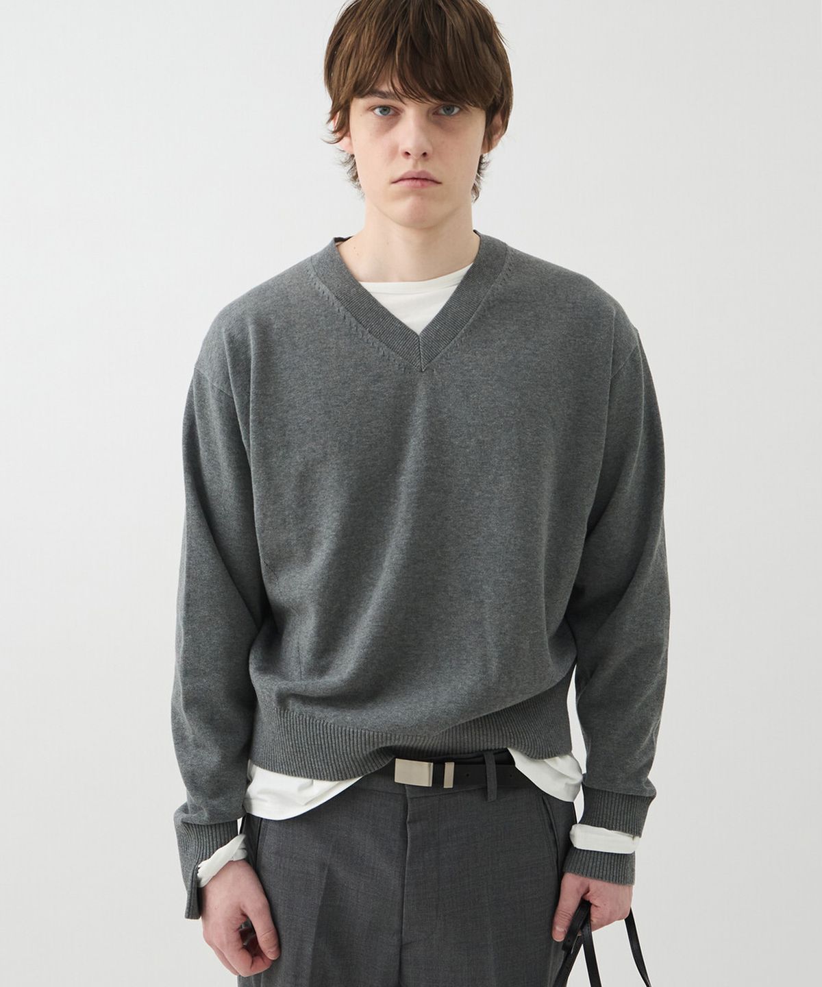 윈더(WINDER) SLEEVE-CUT FINE COTTON V NECK SWEATER - MELANGE GREY