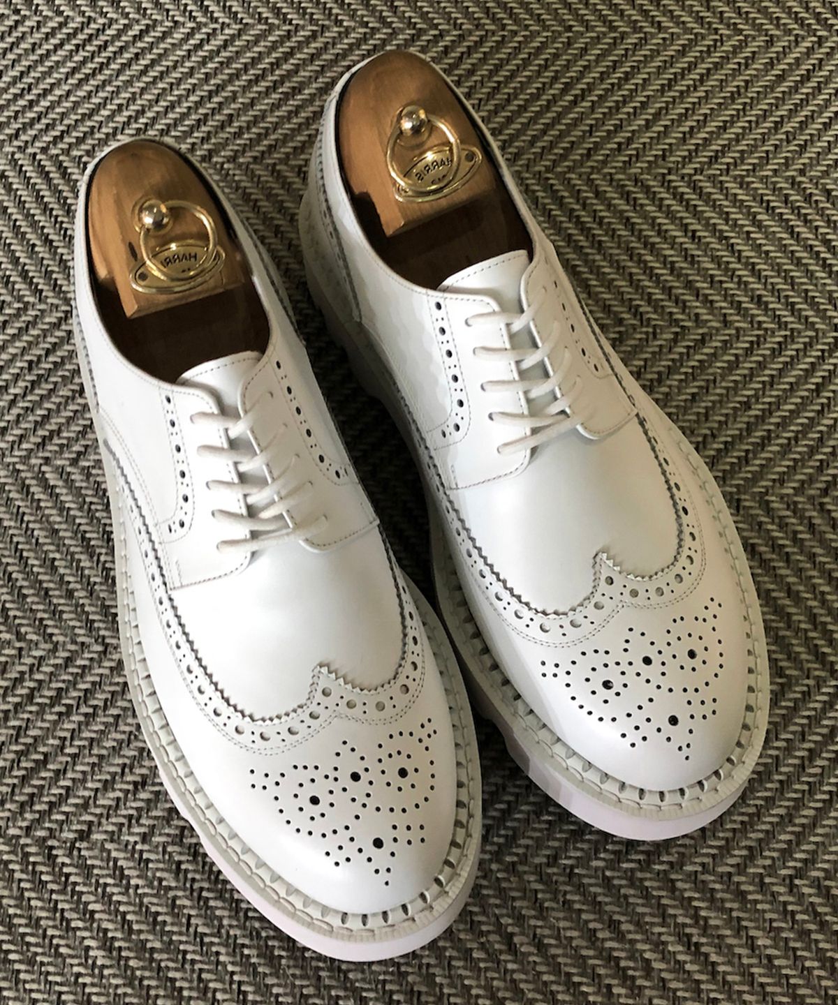 조앤슈(JOENSHOE) 로얄 윙팁 브로깅 워커 화이트
