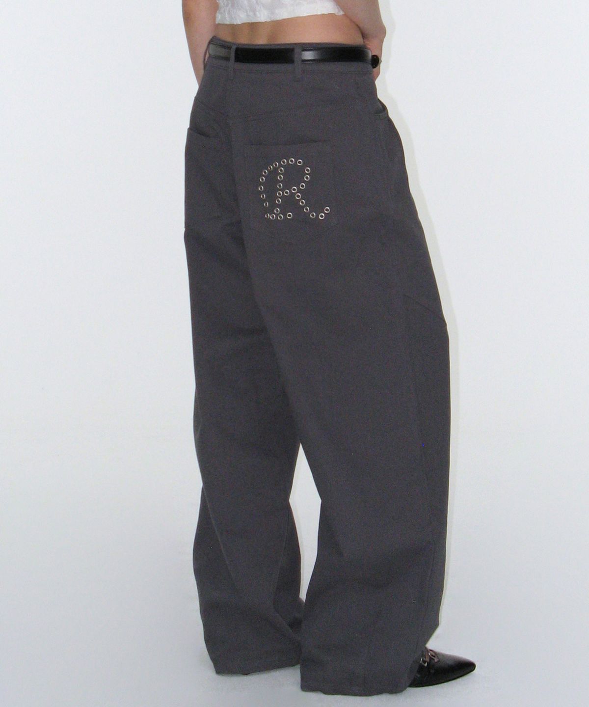 락케이크(ROCKCAKE) Eyelet R Pocket Curved Pants - Charcoal