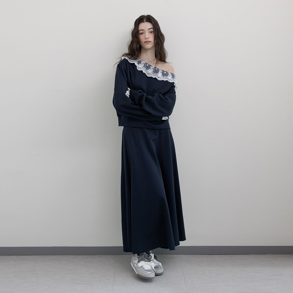 에이앤레이(AEIREI) AR_Off shoulder lace sweatshirt and skirt set_NAVY