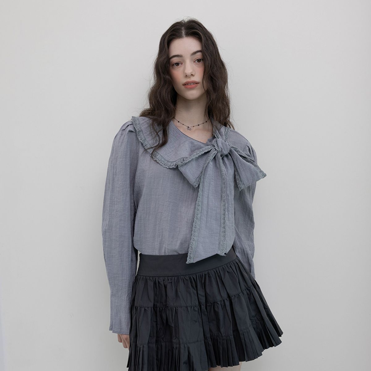 에이앤레이(AEIREI) AR_Ruffle collar ribbon blouse_GRAY
