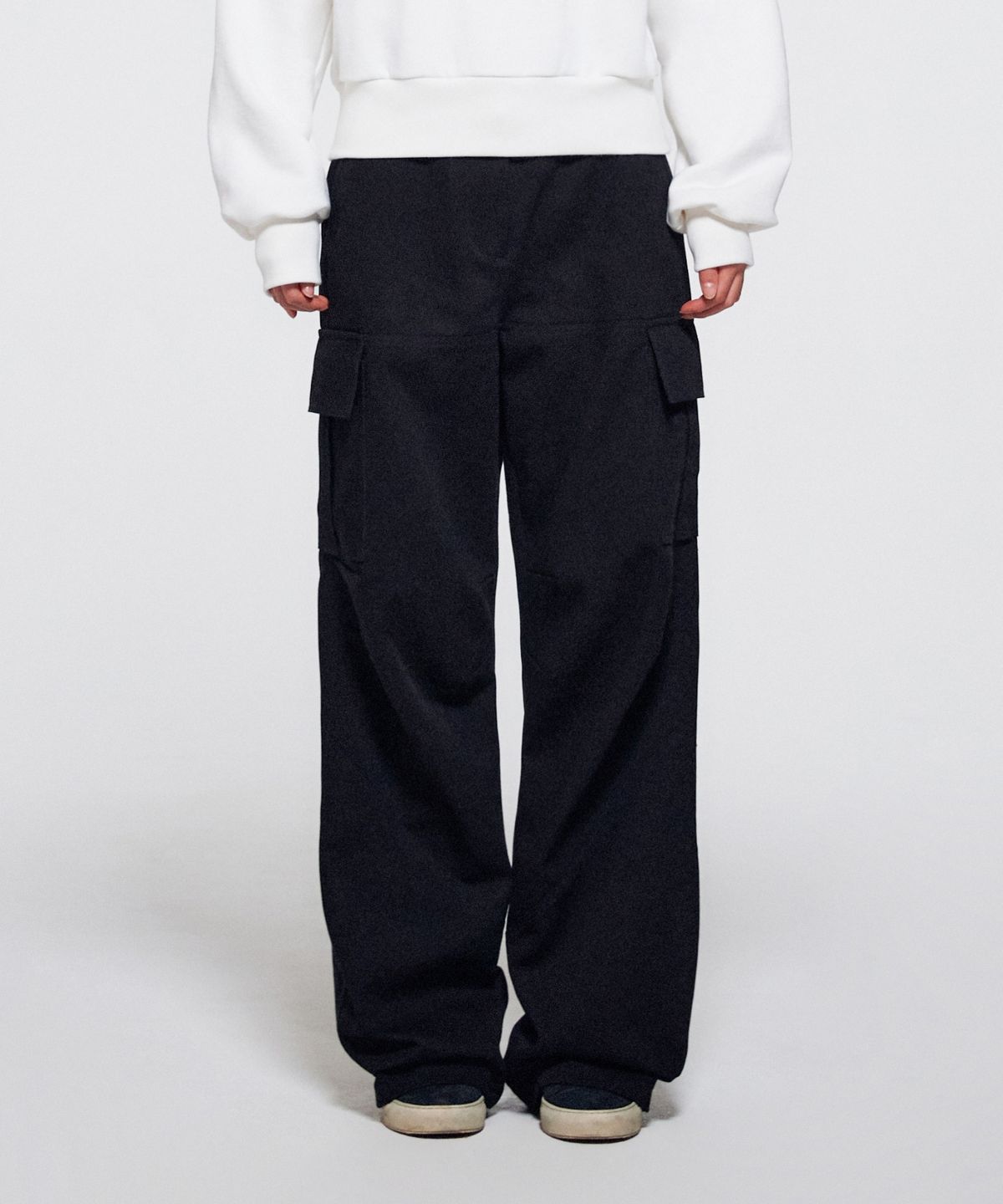 이알에이(ERA) WOMEN DIAGONAL CUT CARGO PANTS - BLACK