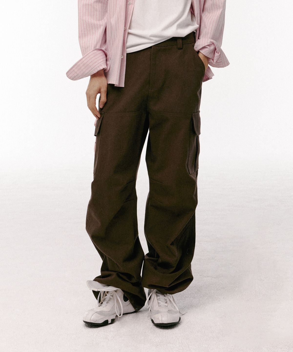 이알에이(ERA) MEN DIAGONAL CUT CARGO PANTS - BROWN