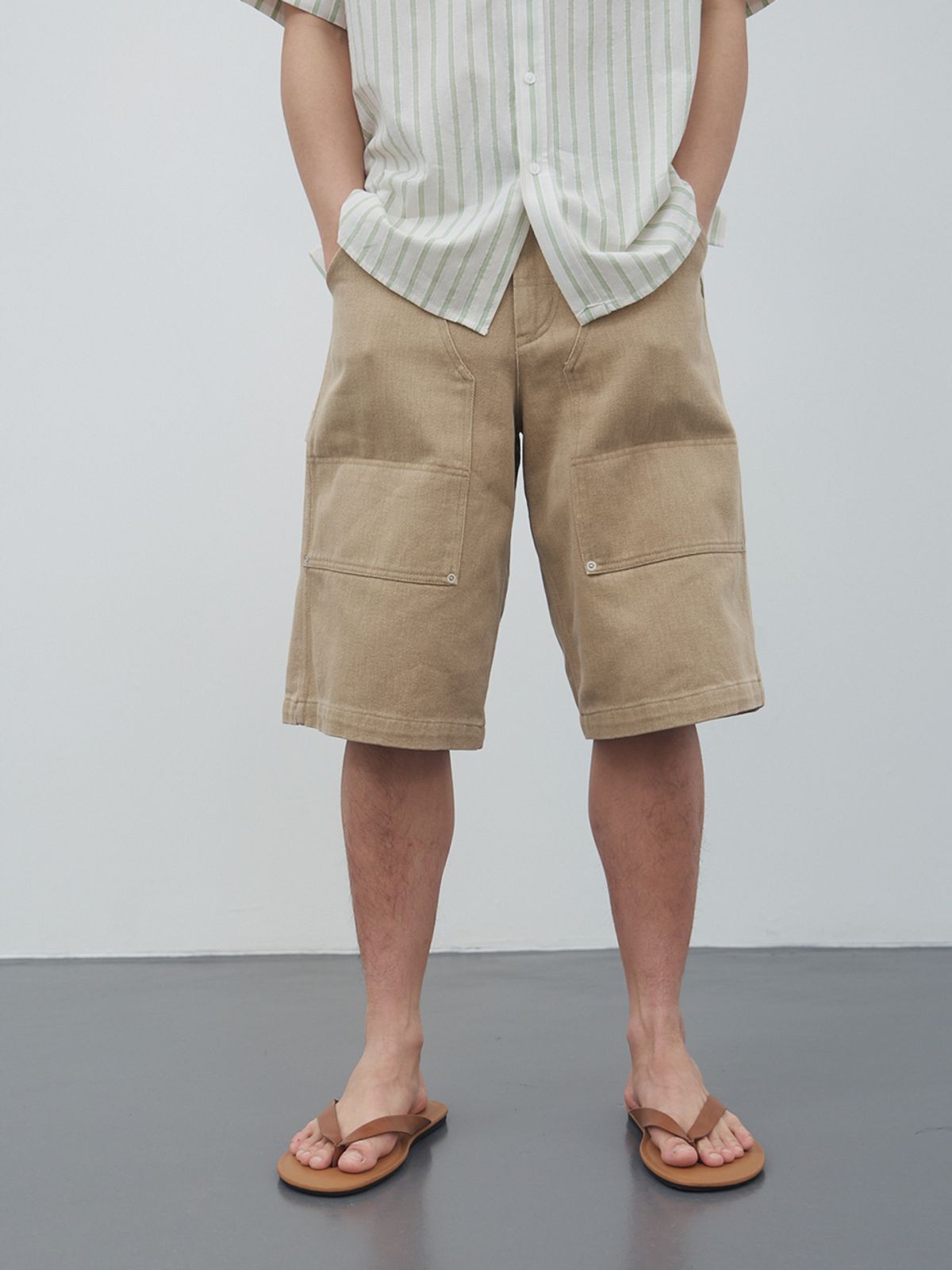 기준 맨(KIJUN MEN) Rivet Edge Bermuda Shorts Beige