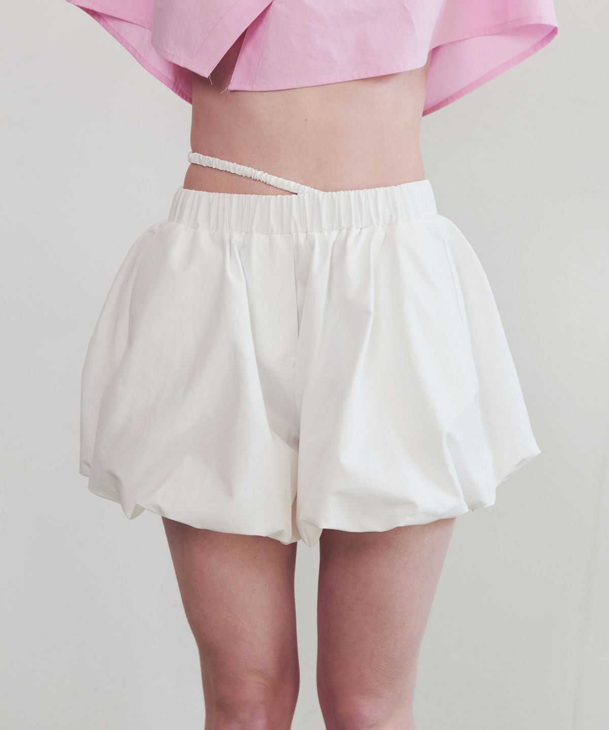 언뮤트(UNMUTE) DRAWSTRING POINT BALLOON SHORTS_WHITE