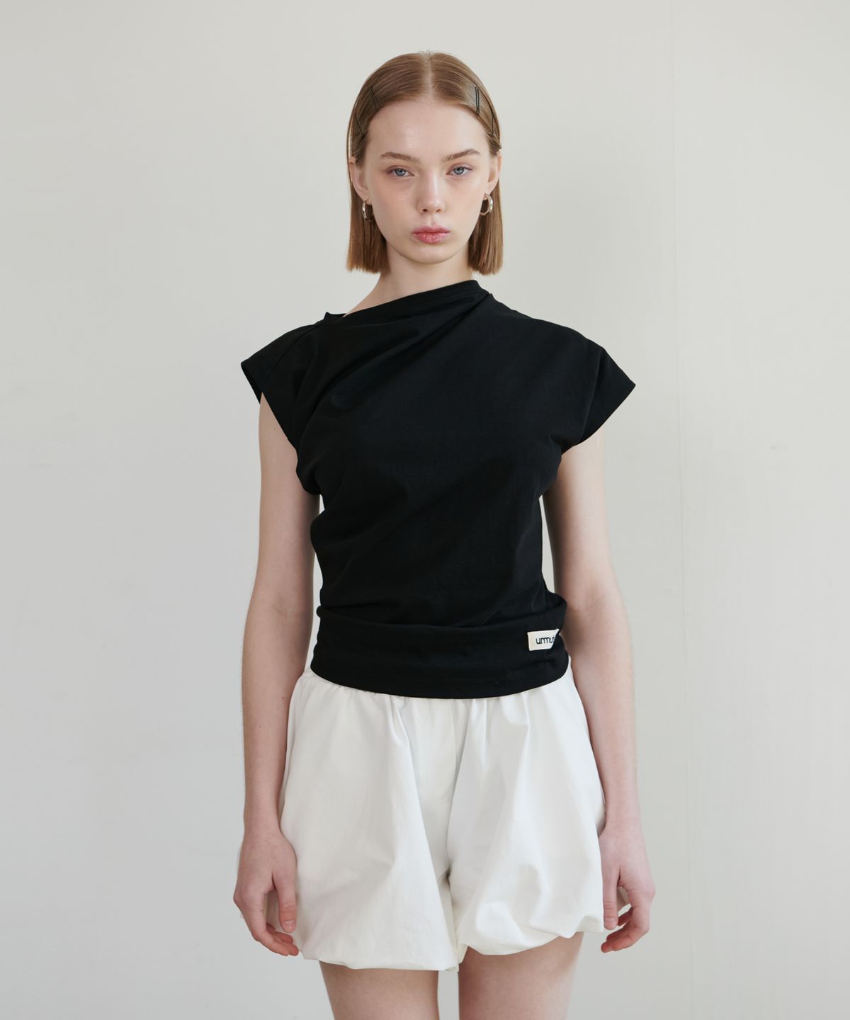 언뮤트(UNMUTE) ASYMMETRIC CROPPED T-SHIRTS_BLACK